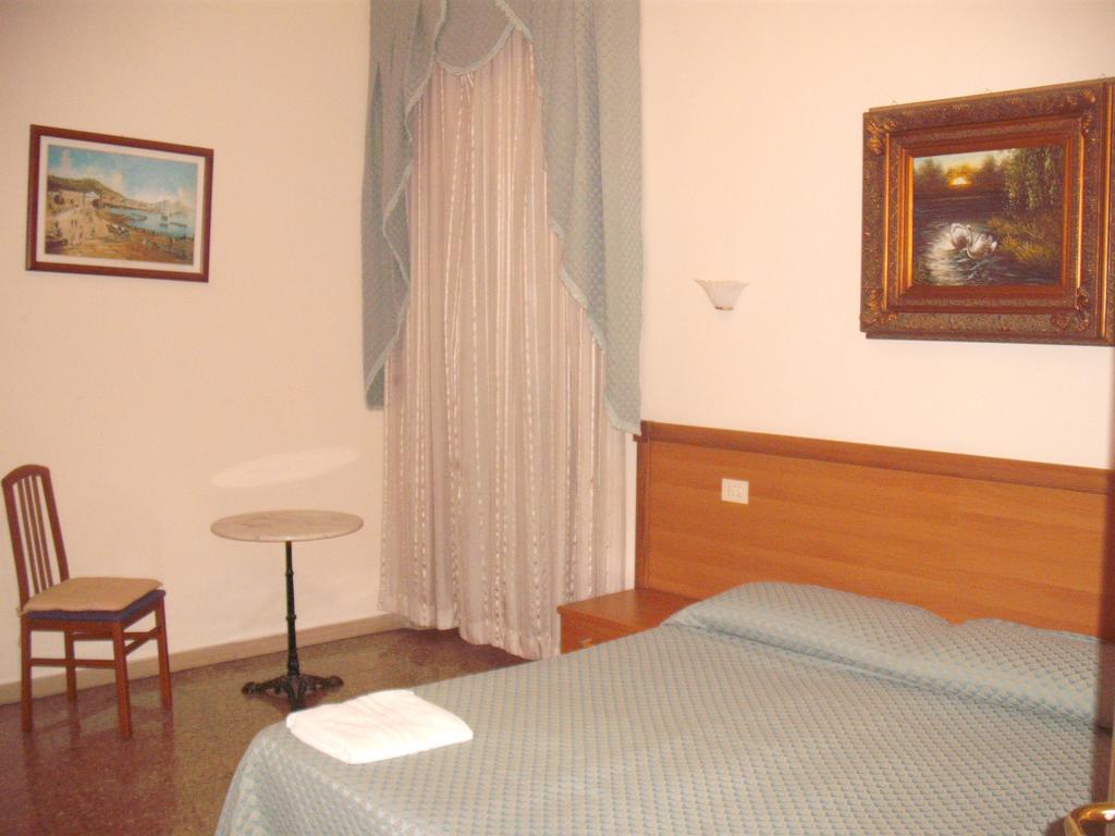 Double or Twin Room,698907714:JPEG