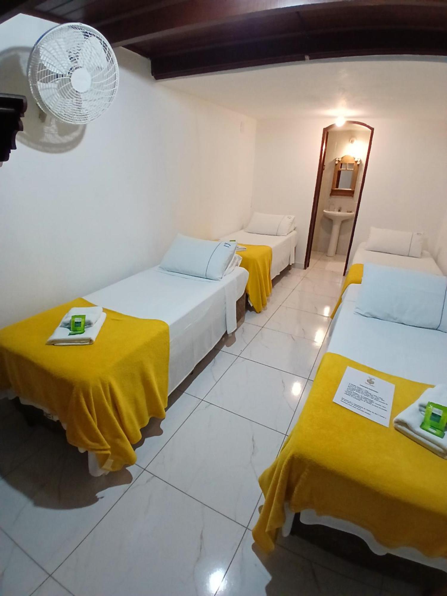 Quarto Quádruplo Econômico com Camas de Solteiro