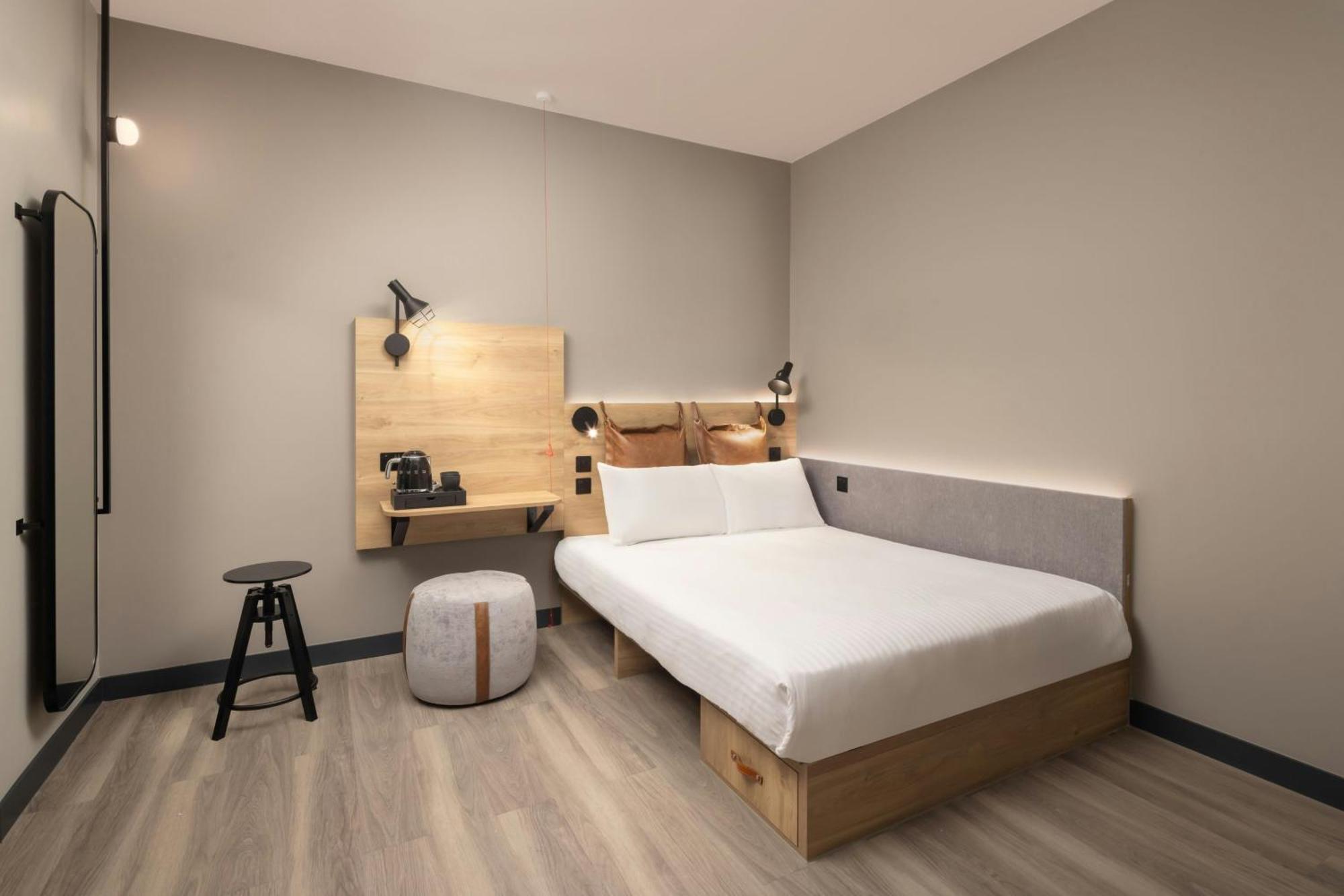 Habitación Moxy Hideaway Sleeper con cama grande - Sin ventana