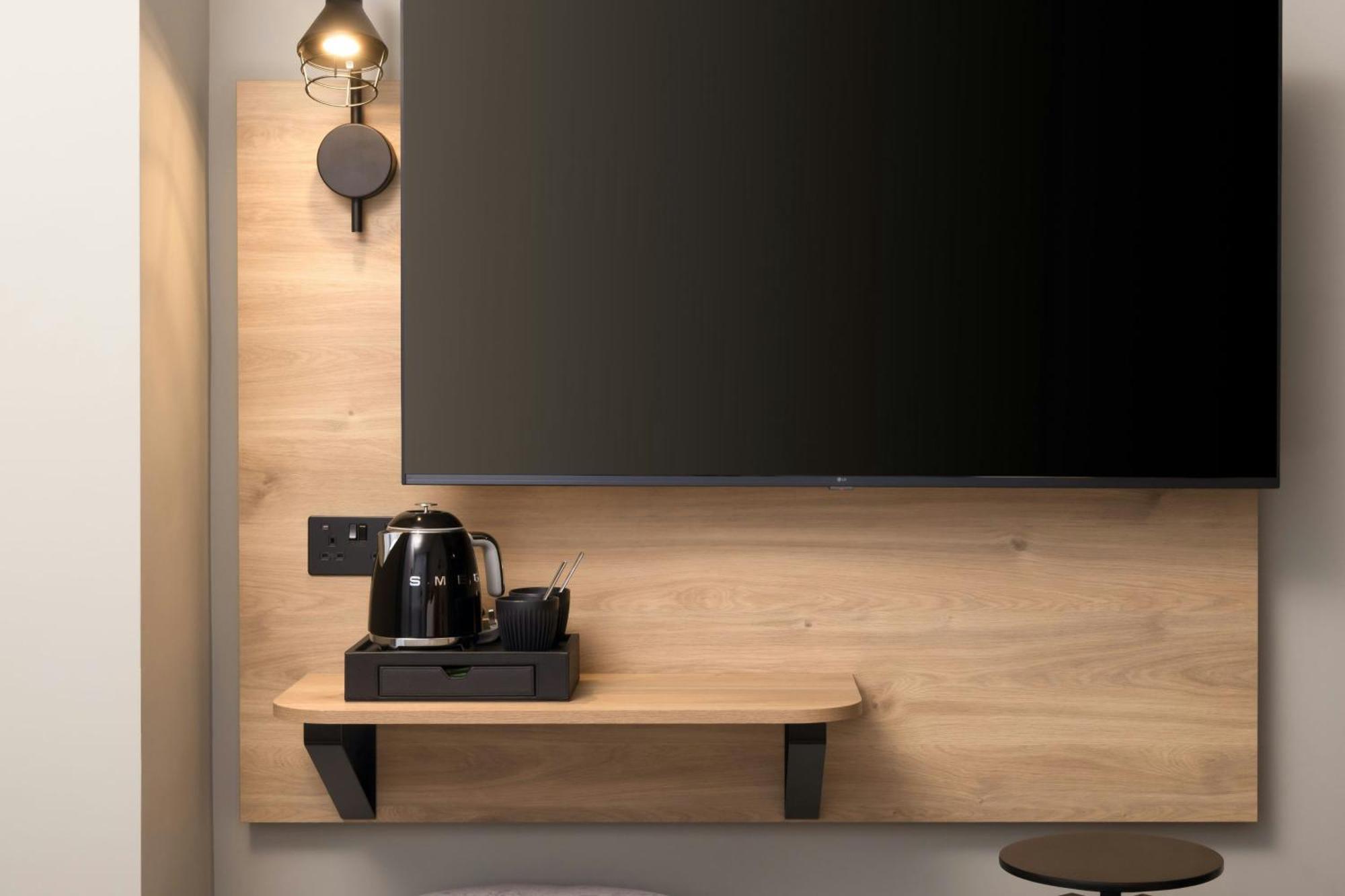 Habitación Moxy Showtime Sleeper con cama grande y vistas a la ciudad