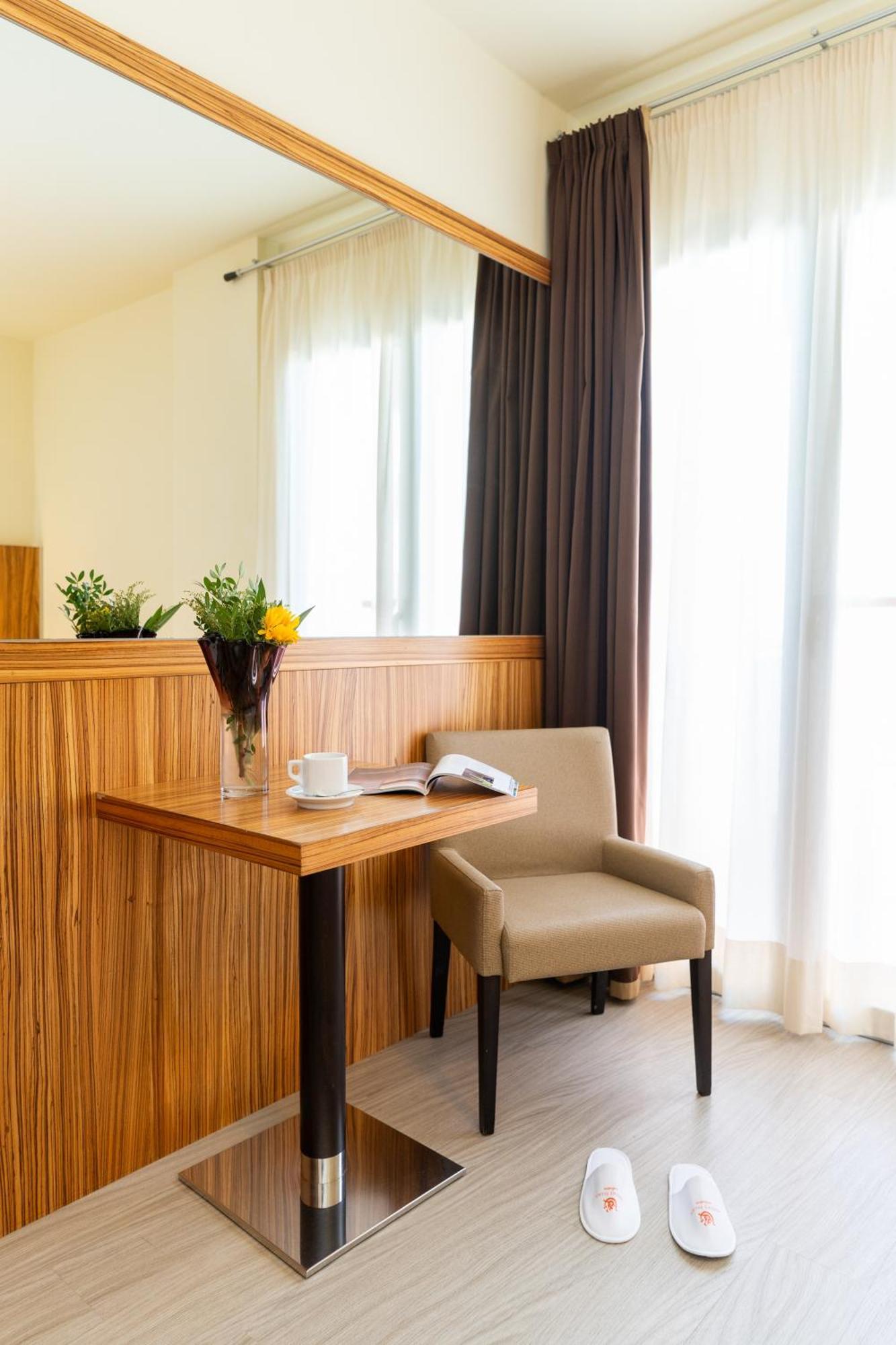 Double or Twin Room Side Sea View