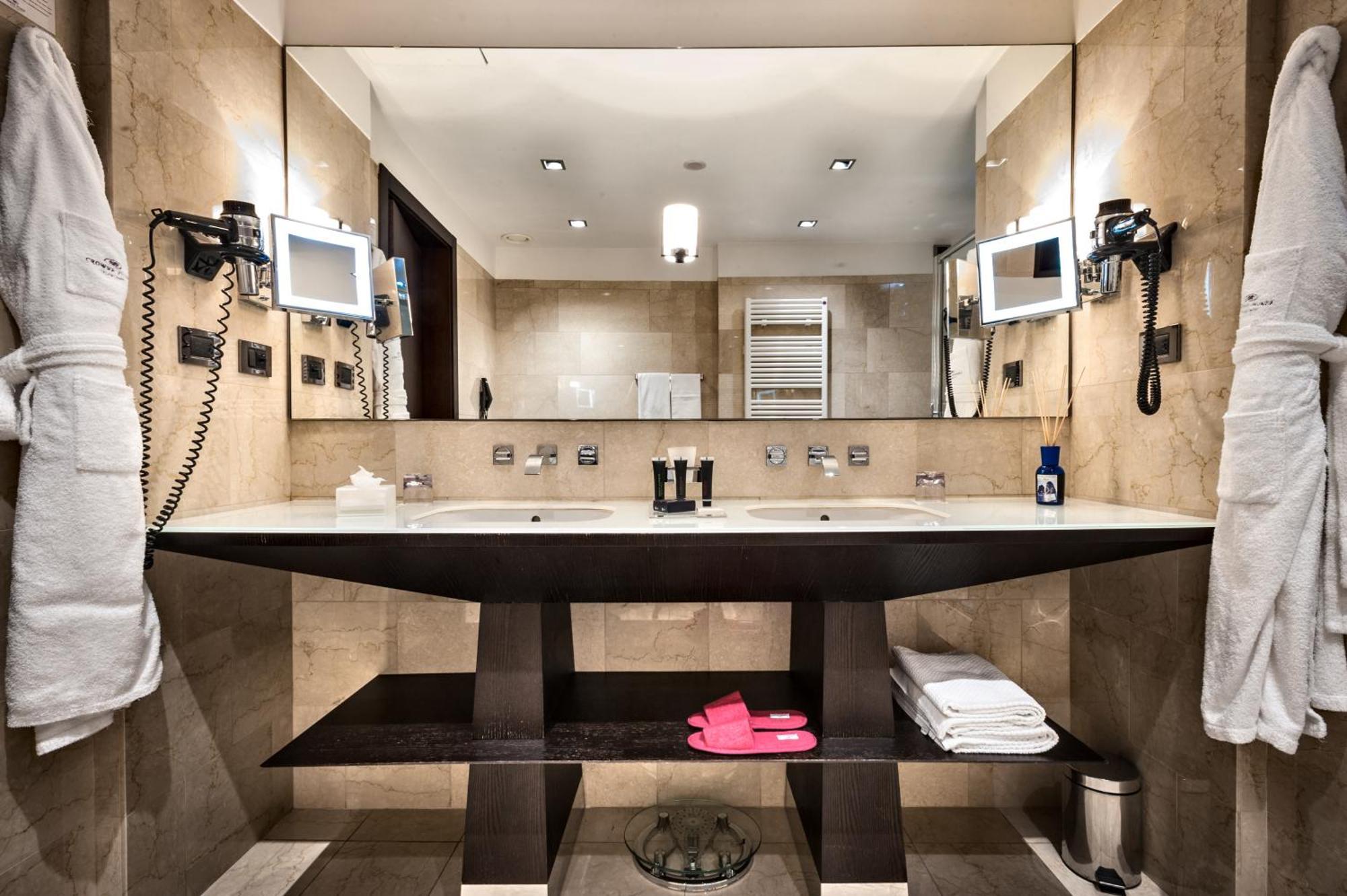 Habitación Doble Premium con cama grande y balcón
