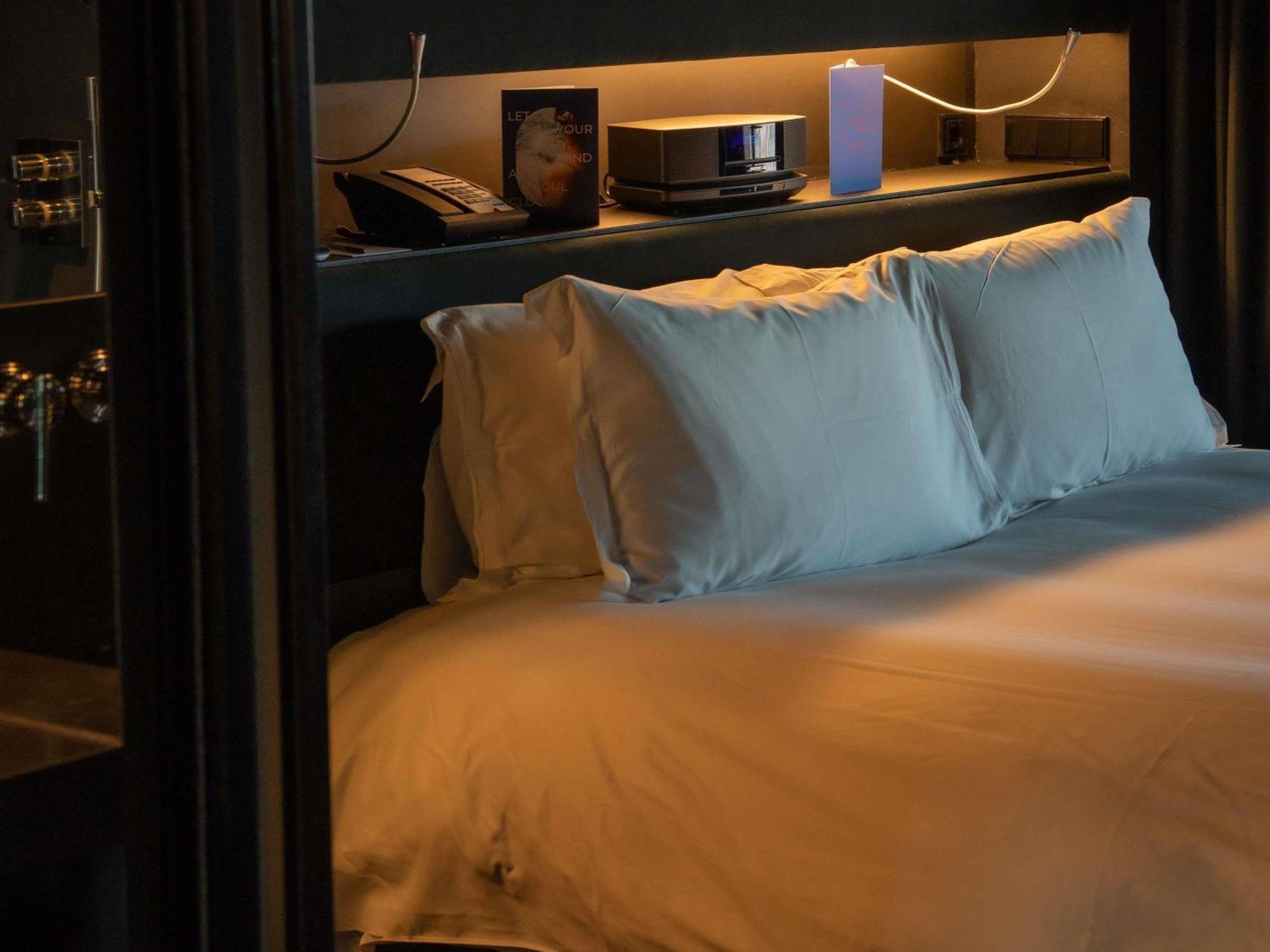 Black Deluxe Suite – Danube Canal View king bed,1742689527:JPEG