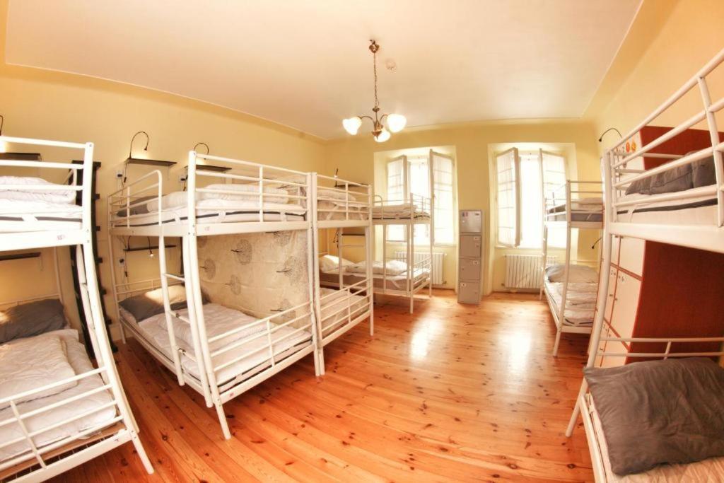 Posto Letto in Dormitorio Misto con 8 Letti