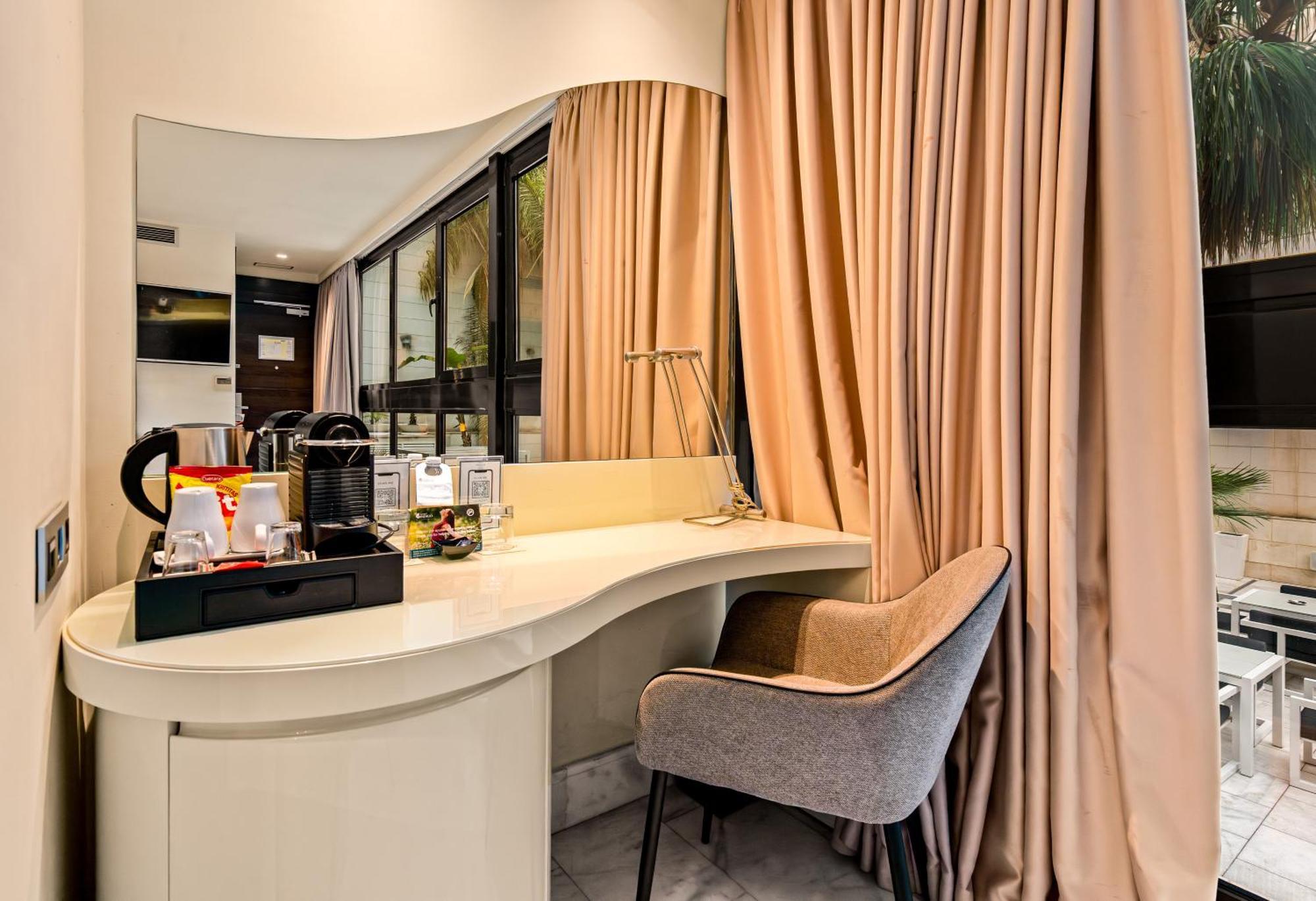 Premium King Room Pool View