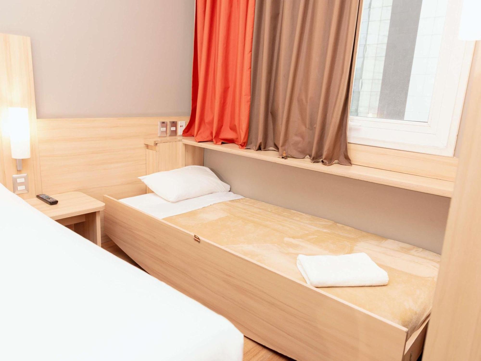Standard Queen Room Child Bed