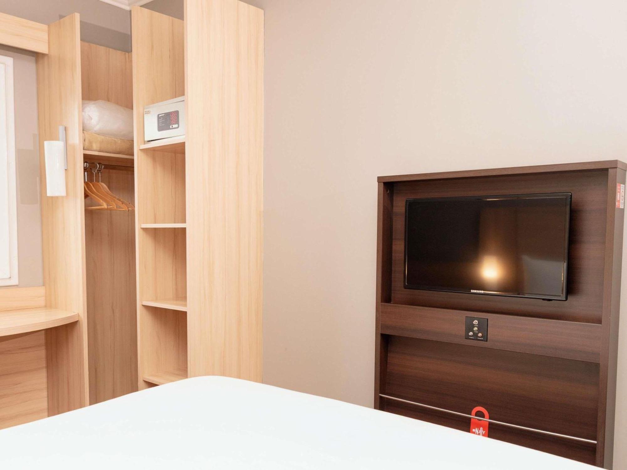 Standard Queen Room Child Bed
