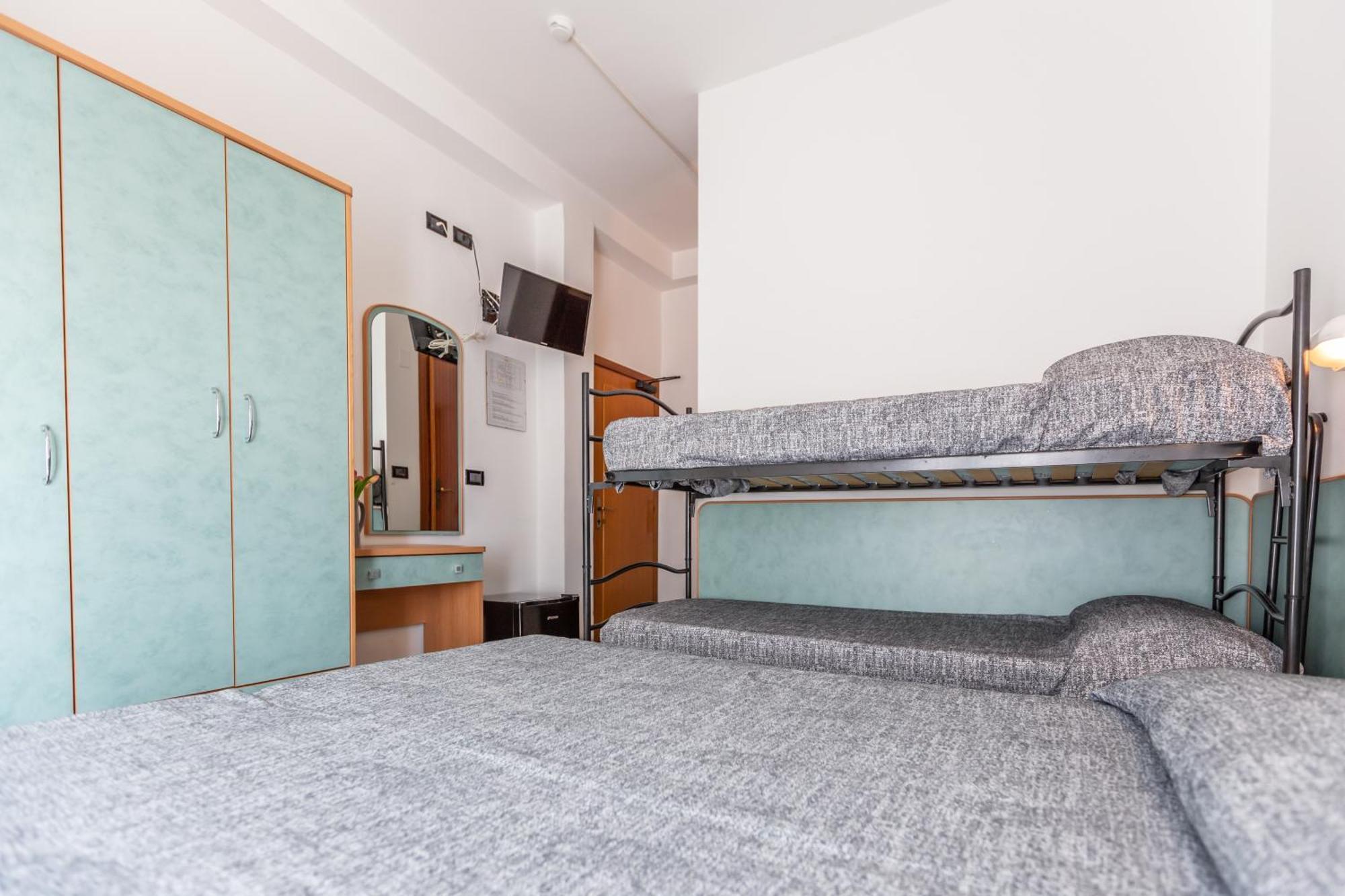 Classic Quadruple Room Side Sea View