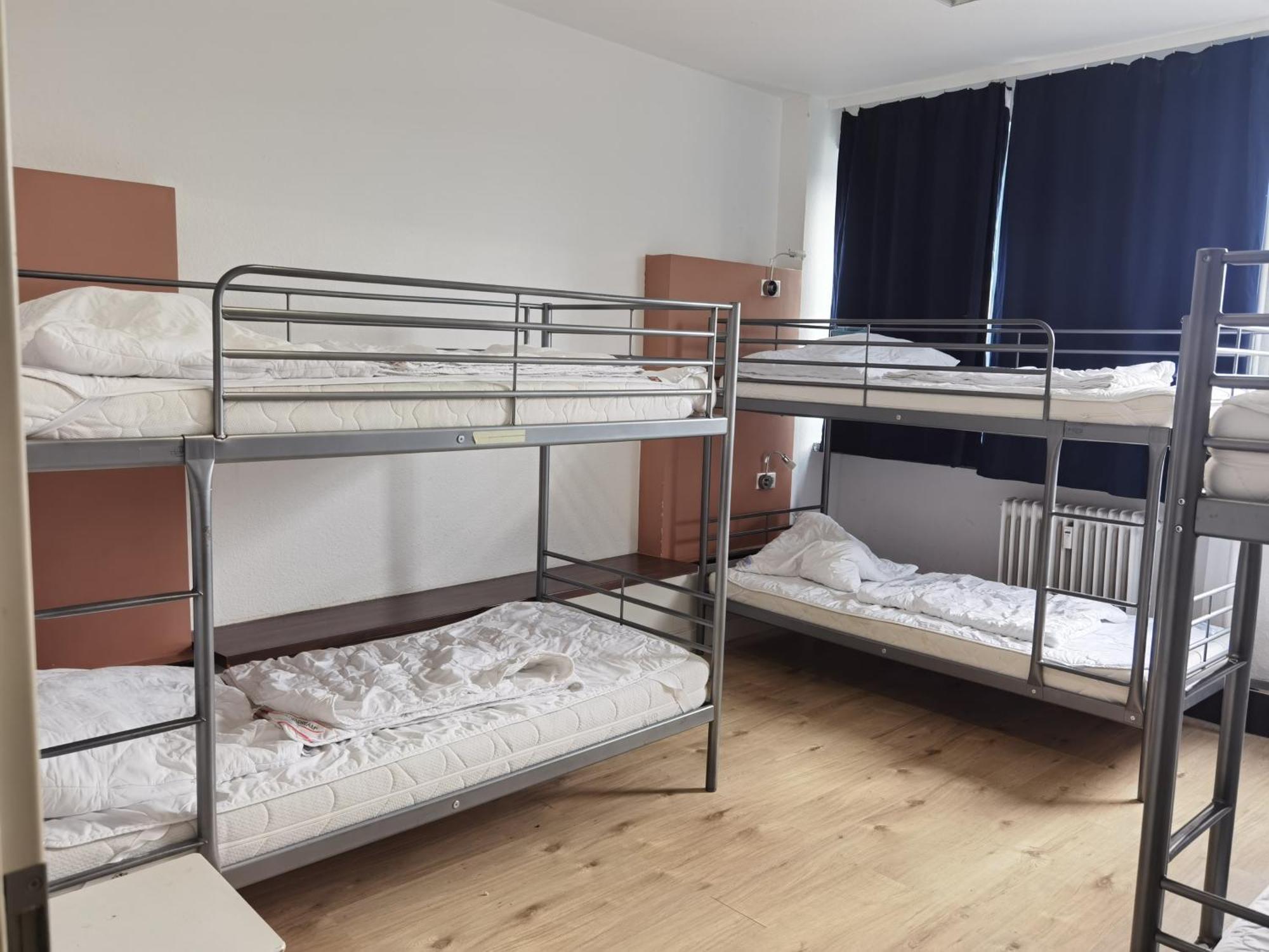 6-Bed Room
