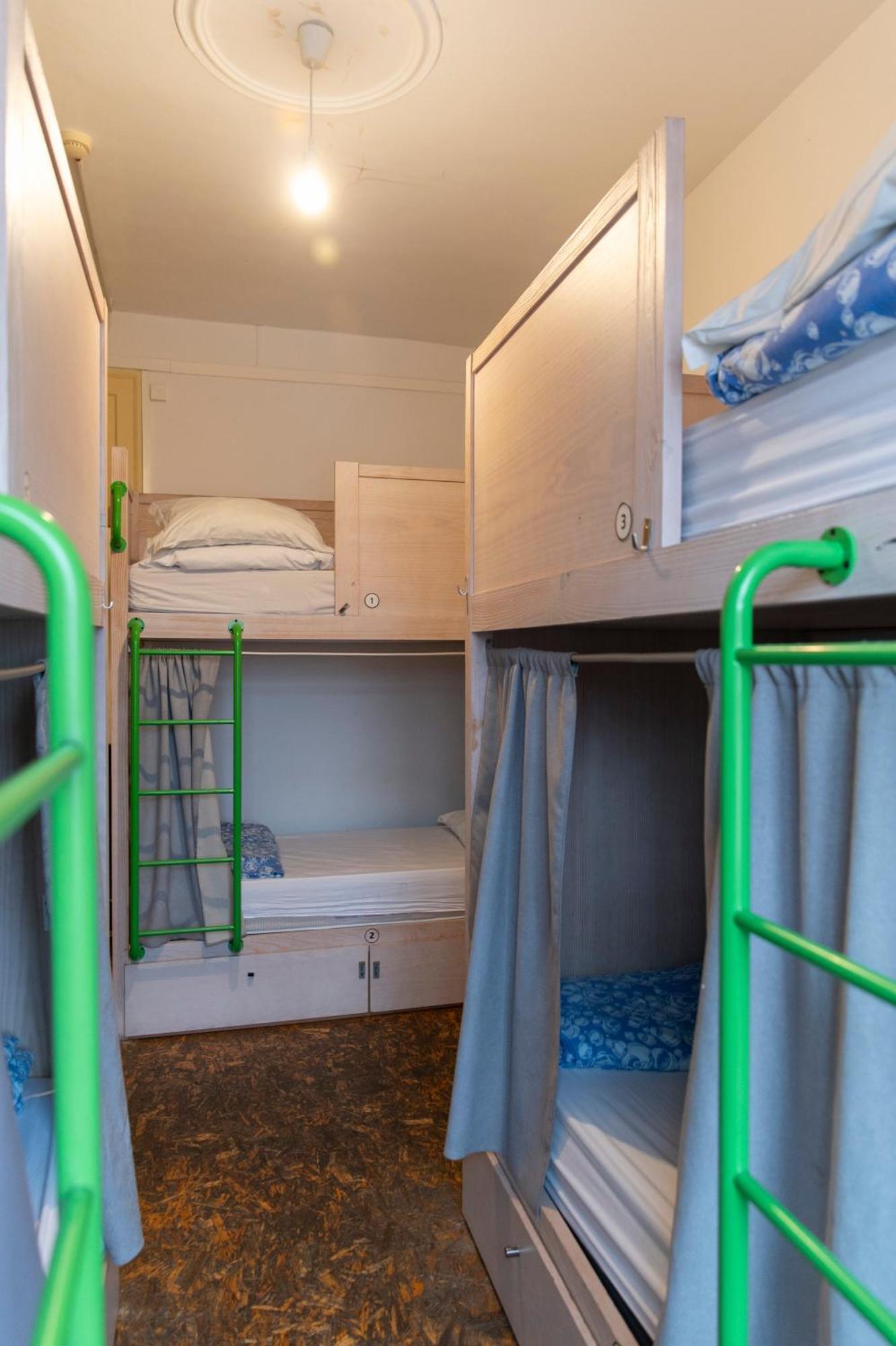 Cama em Dormitório Misto de 6 Camas com Casa de Banho