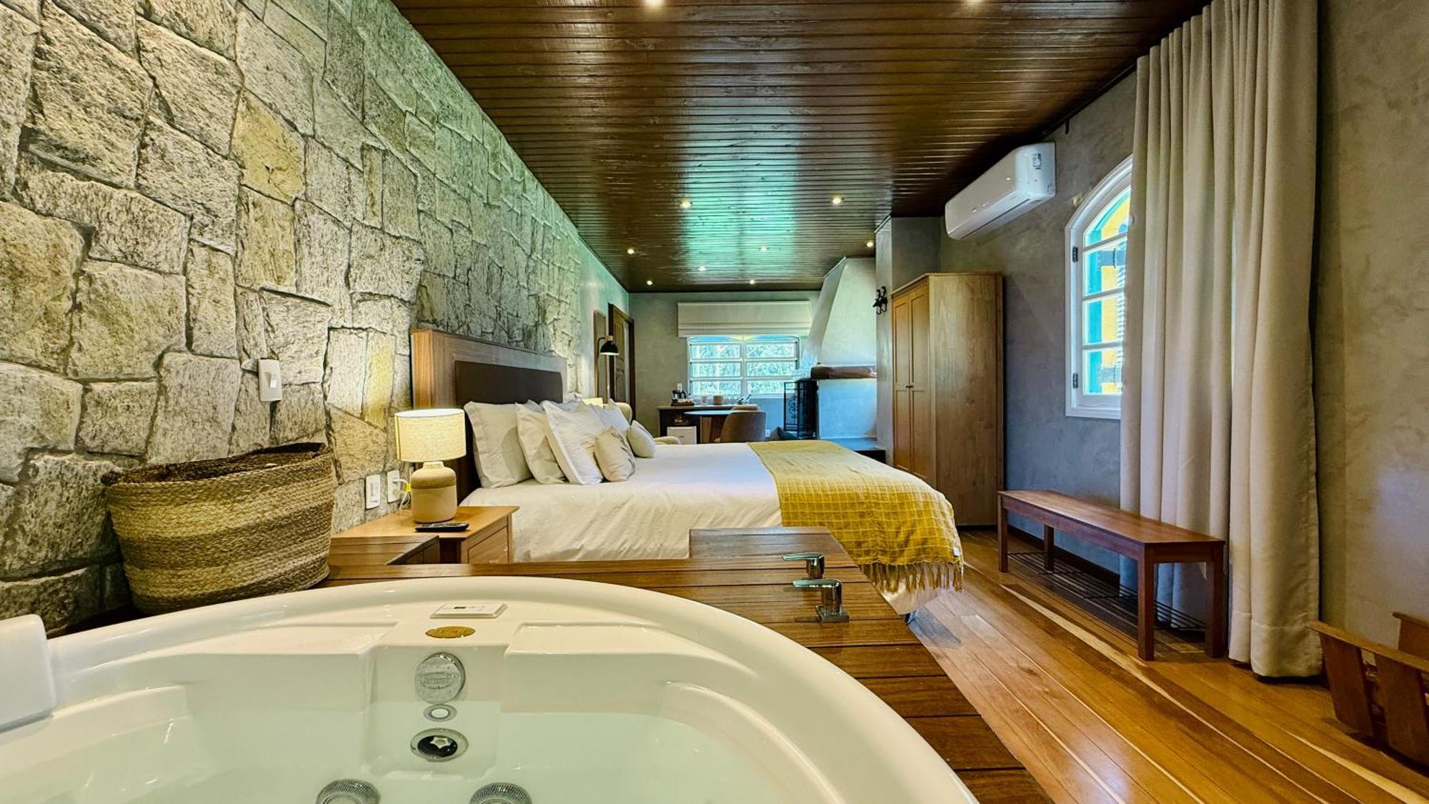 Suíte com Cama King-size e Banheira de Hidromassagem