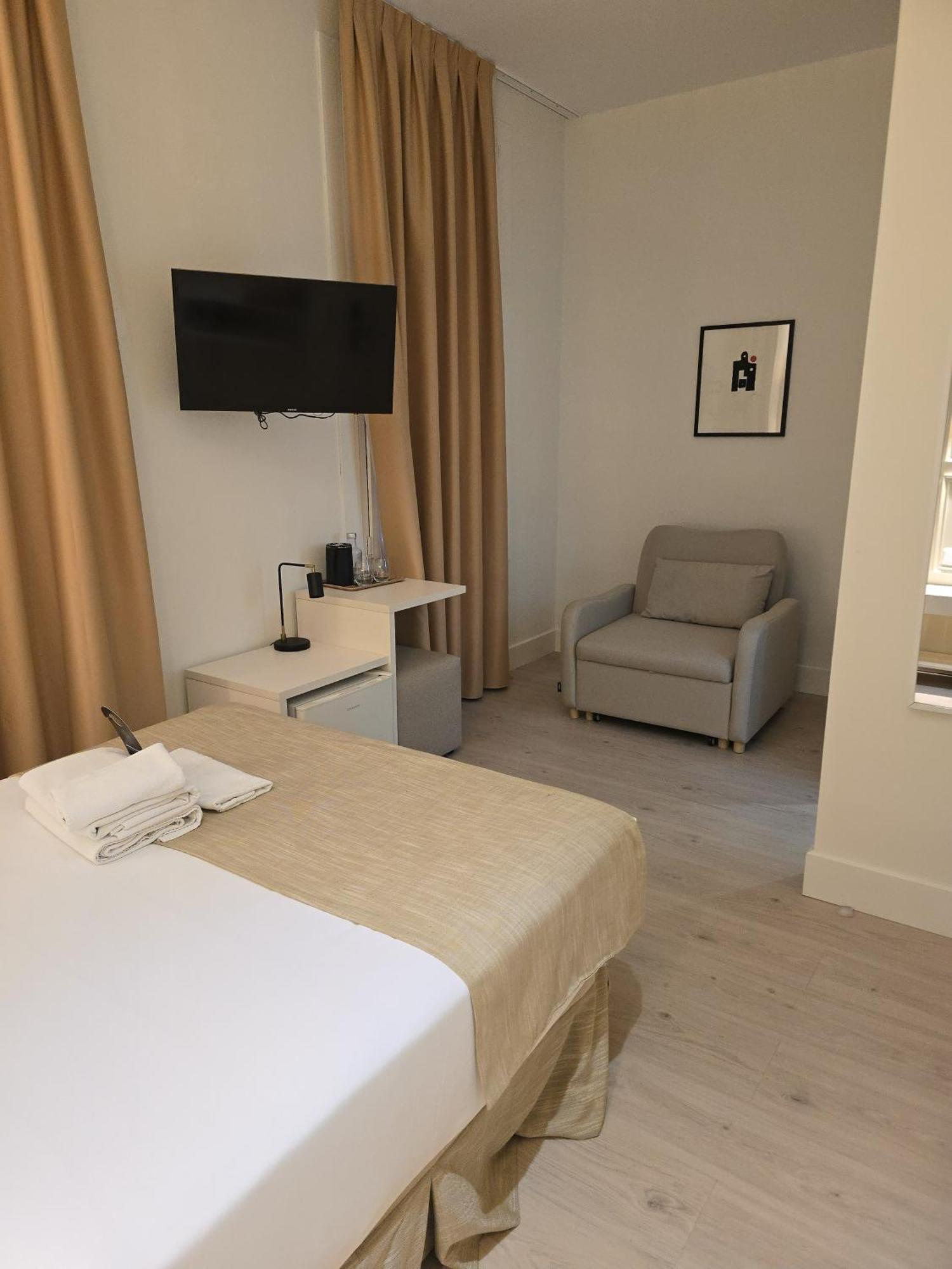 Deluxe Double Room Extra Bed,1743112799:JPEG