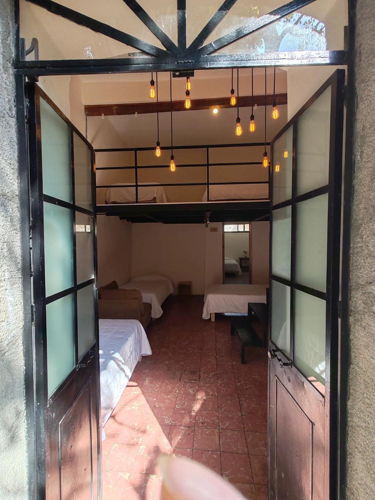Cama en habitación compartida femenina de 6 camas