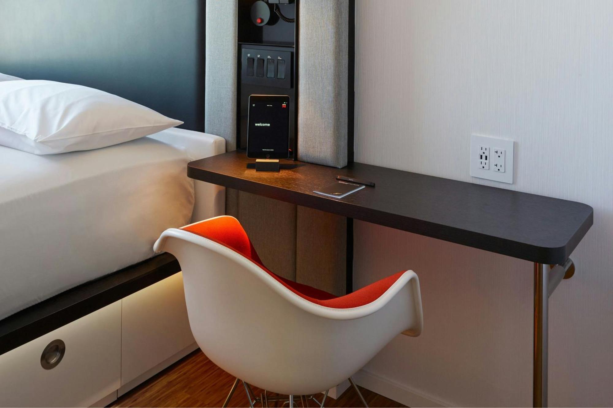 Habitación con cama extragrande.