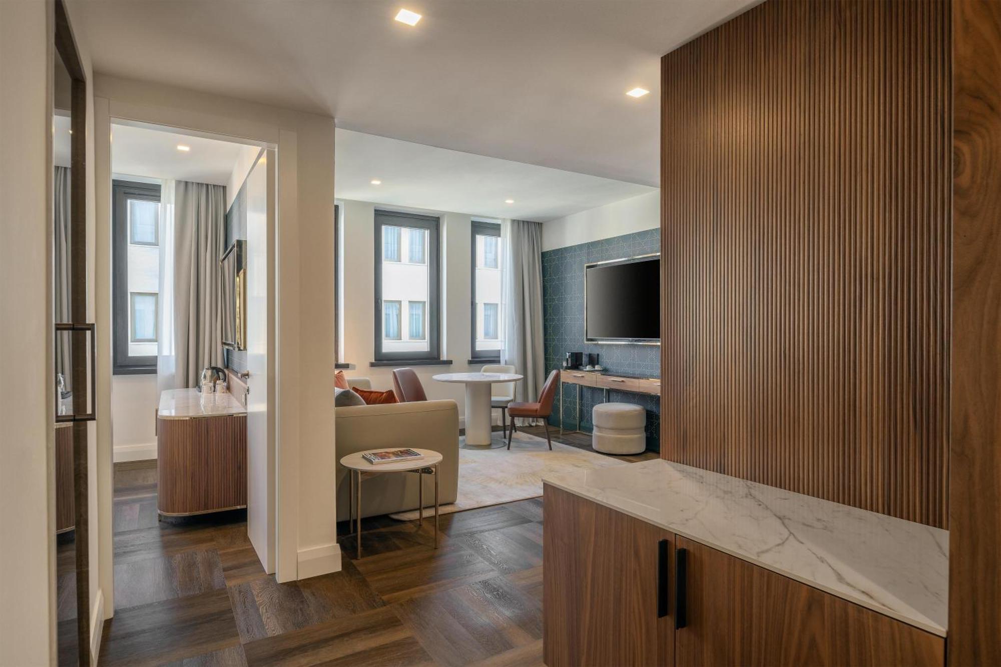 Deluxe One-Bedroom King Suite,1743339477:JPEG