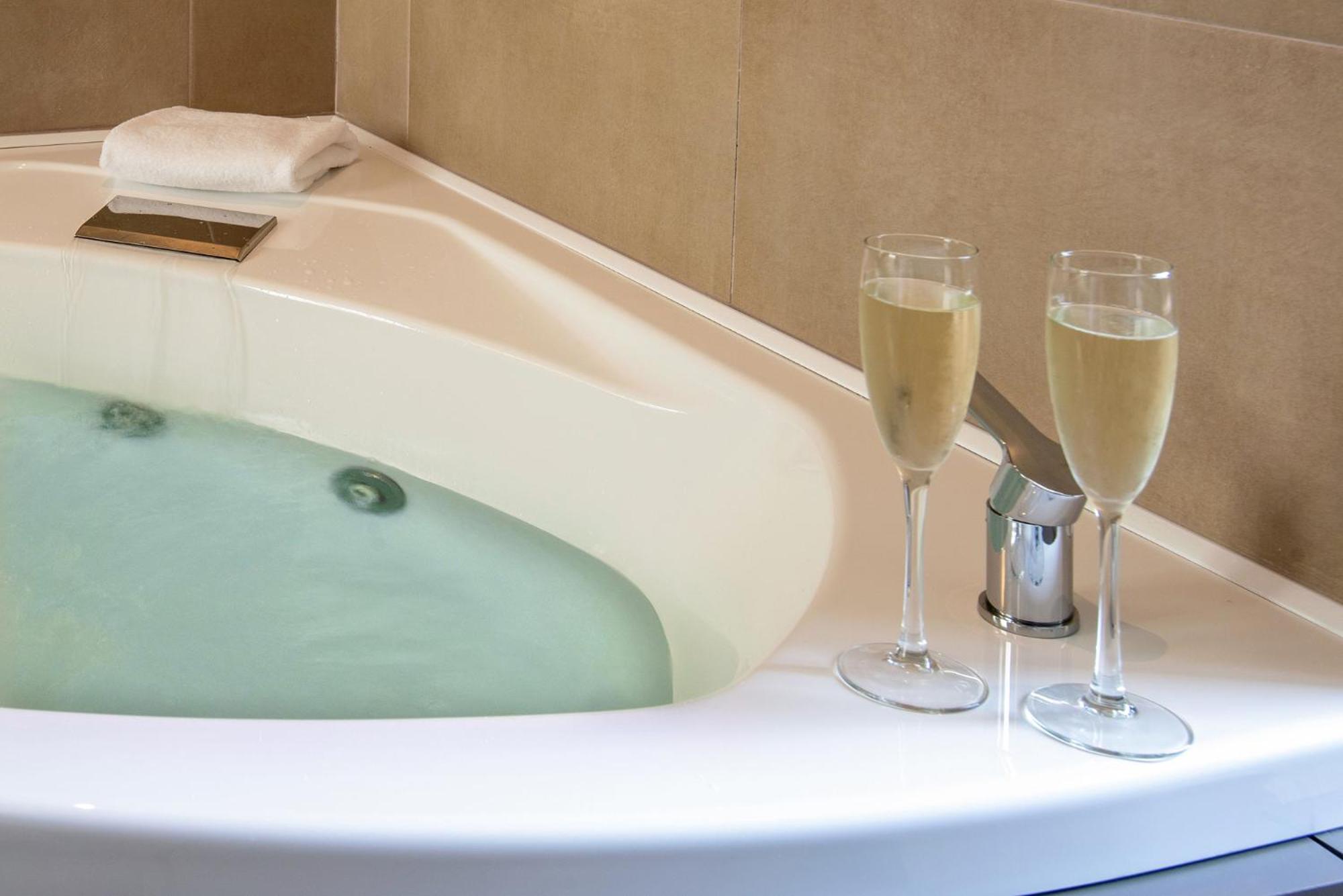 Junior Suite Spa Bath,1744058657:JPEG