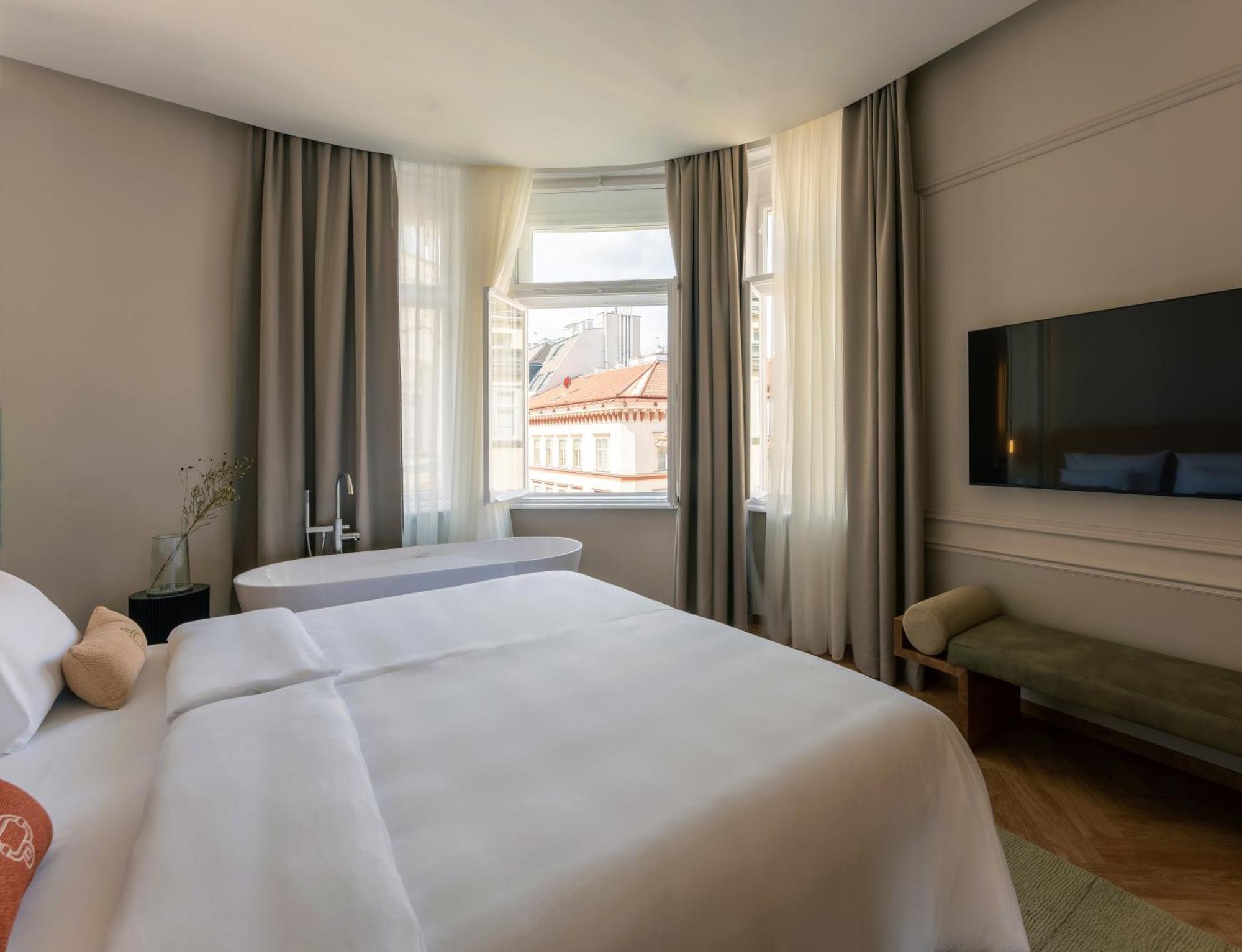 Deluxe Double Room Bath Premium