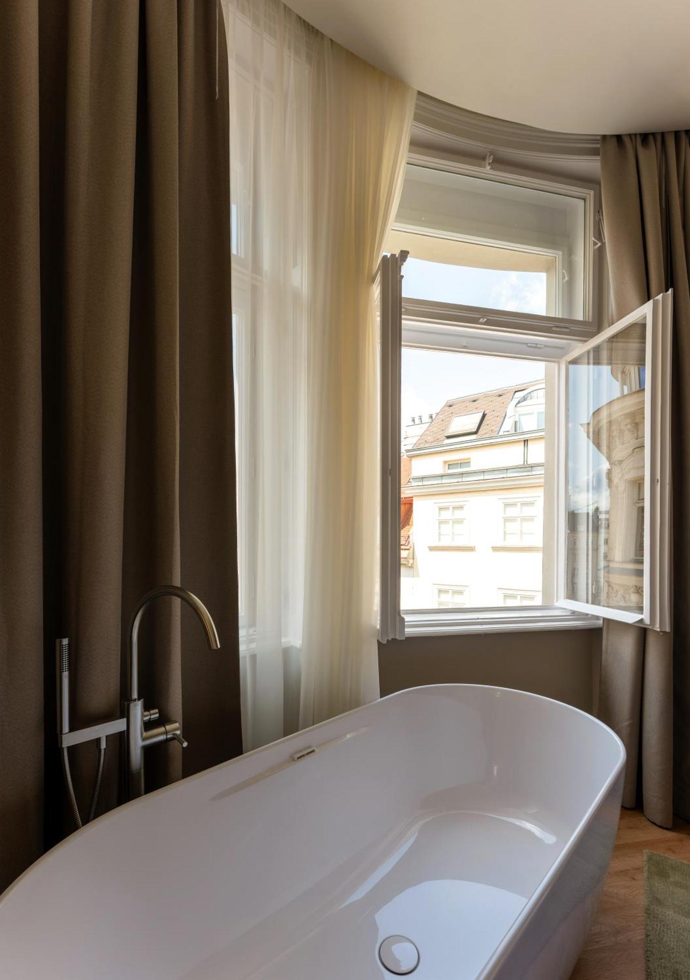 Deluxe Double Room Bath Premium