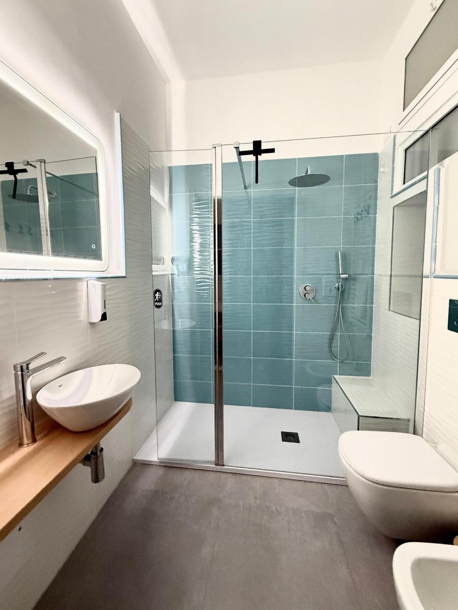Comfort Triple Room Shower