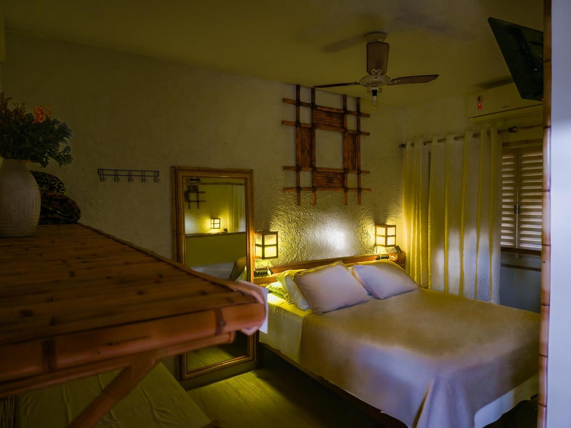 Quarto Triplo com Vista para a Piscina