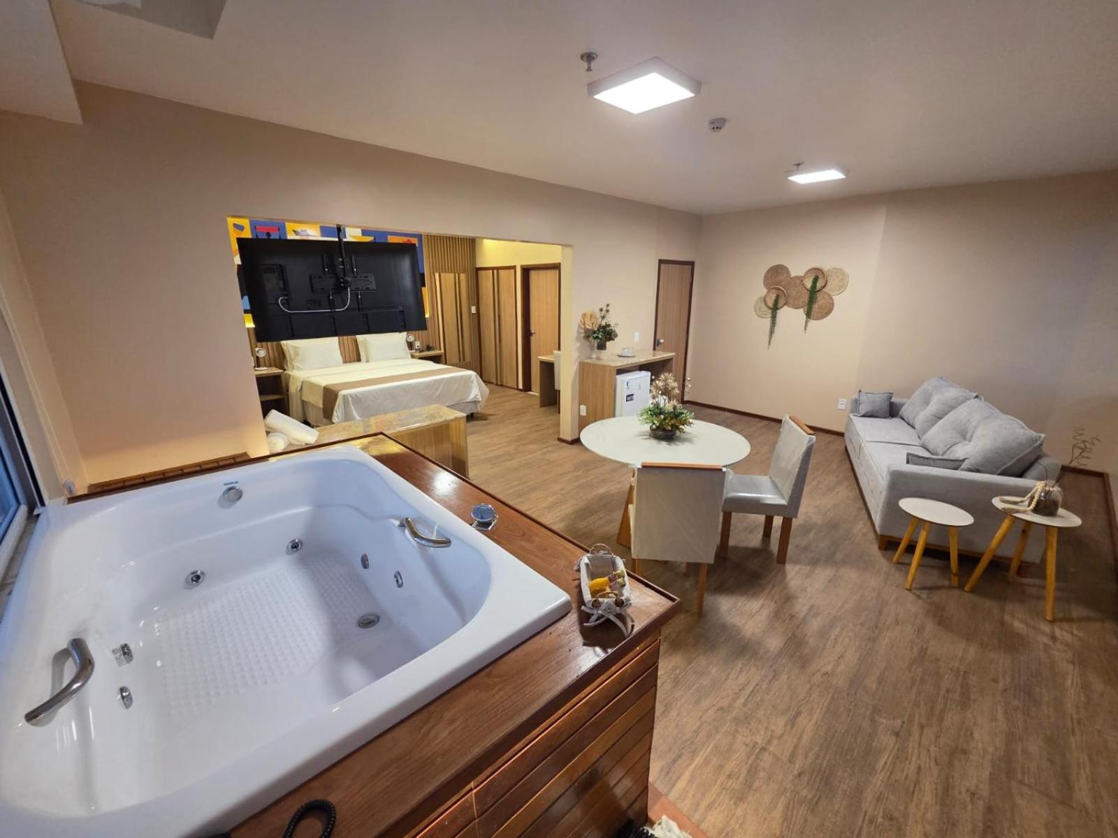 Suíte com Cama King-size e Banheira de Hidromassagem