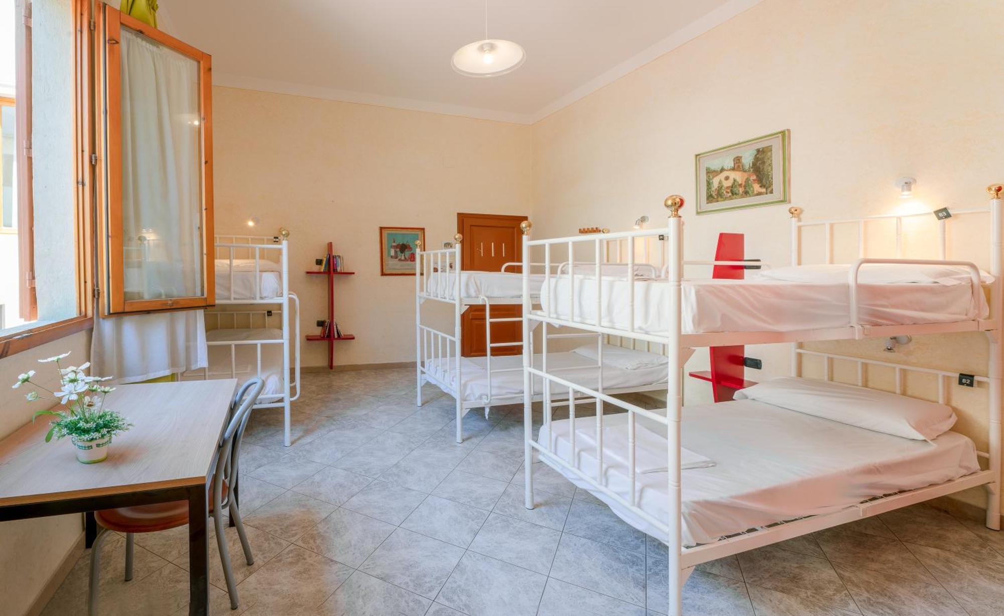 Single Bed 6-Bed Mixed Dormitory Room
