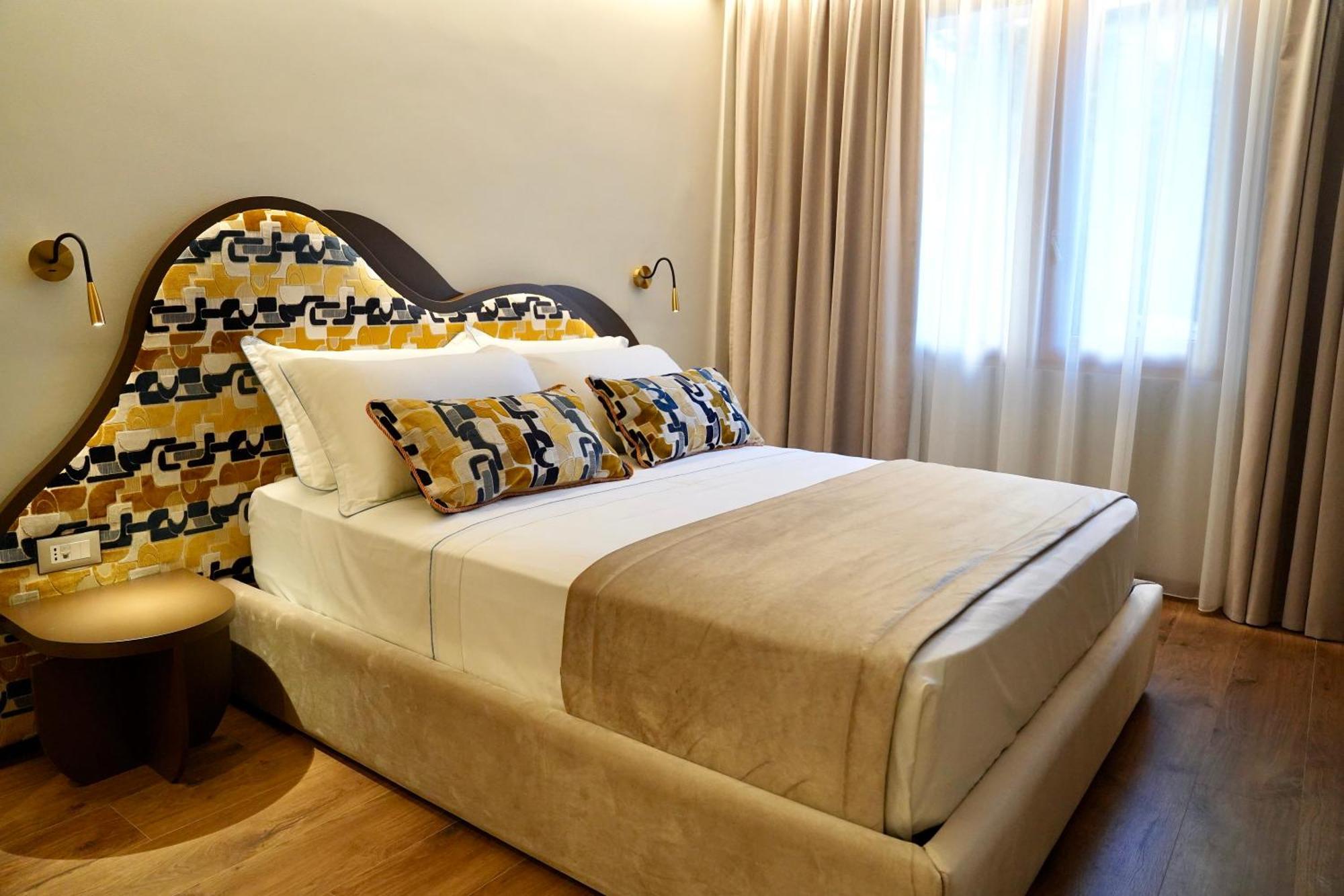 Habitación con cama grande y vistas al jardín