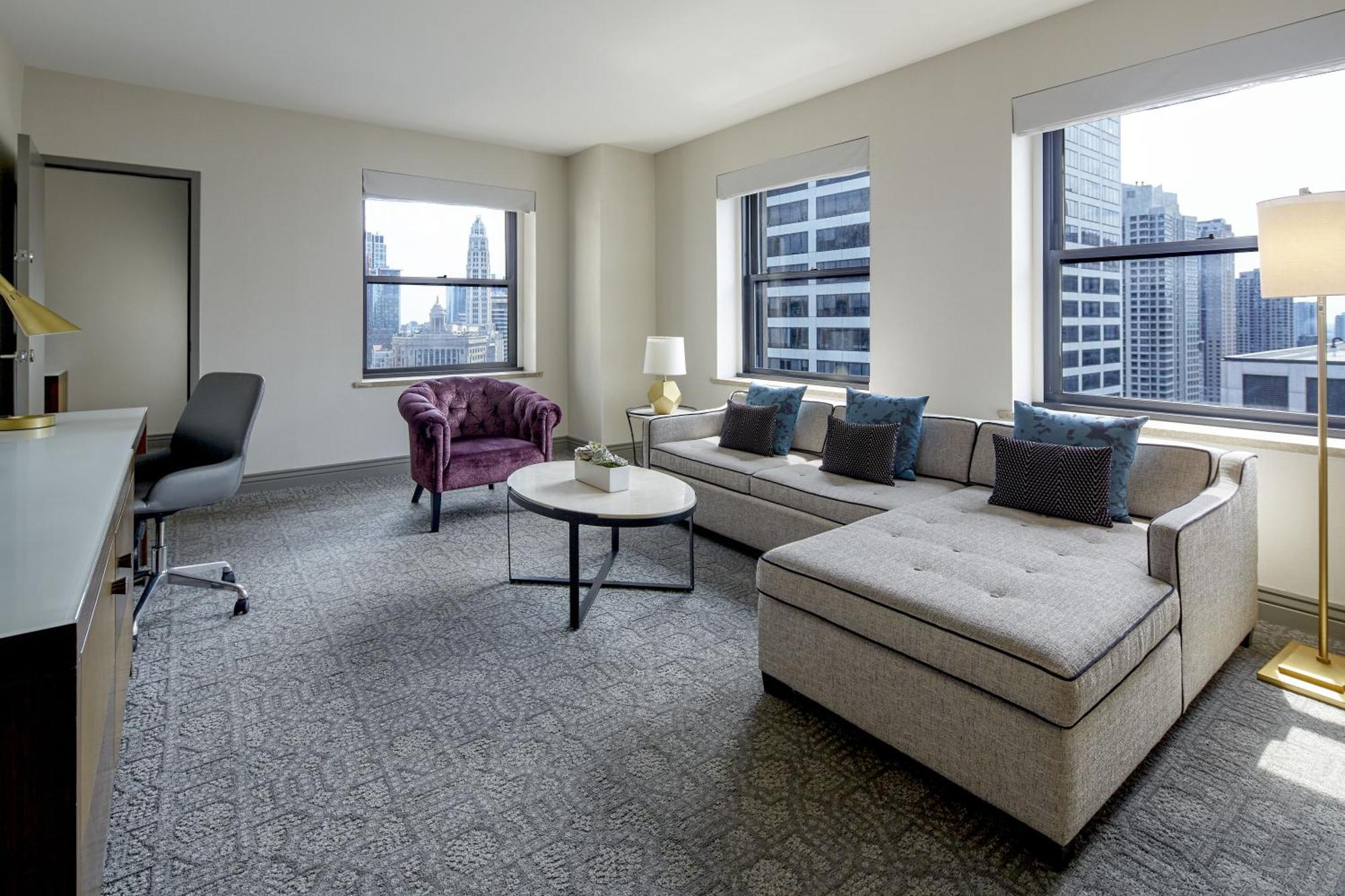 Suite Junior con vistas excelentes a la ciudad - Cama extragrande - Torre Executive