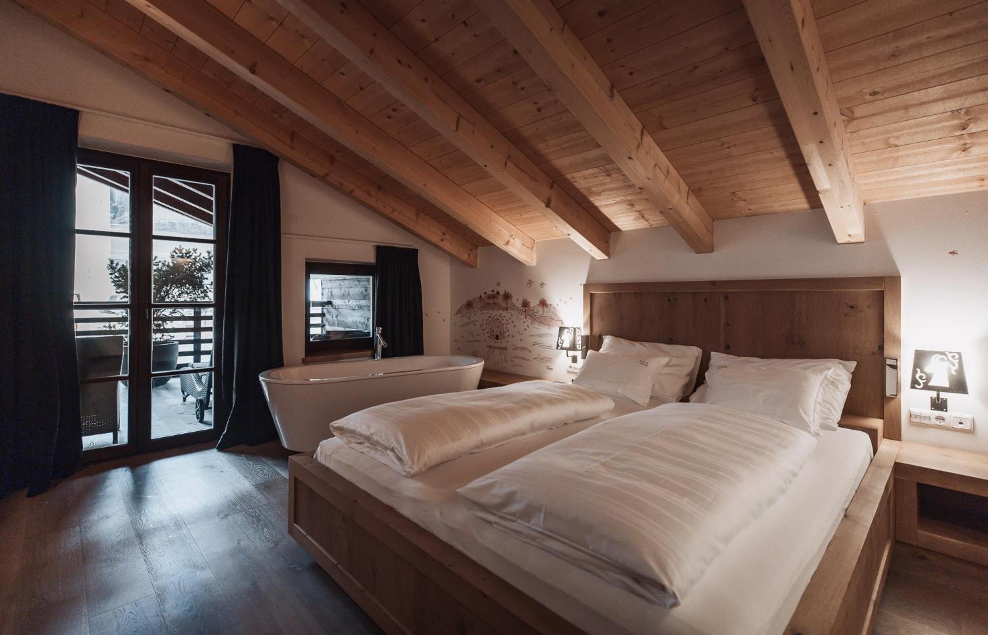 Deluxe One-Bedroom Apartment