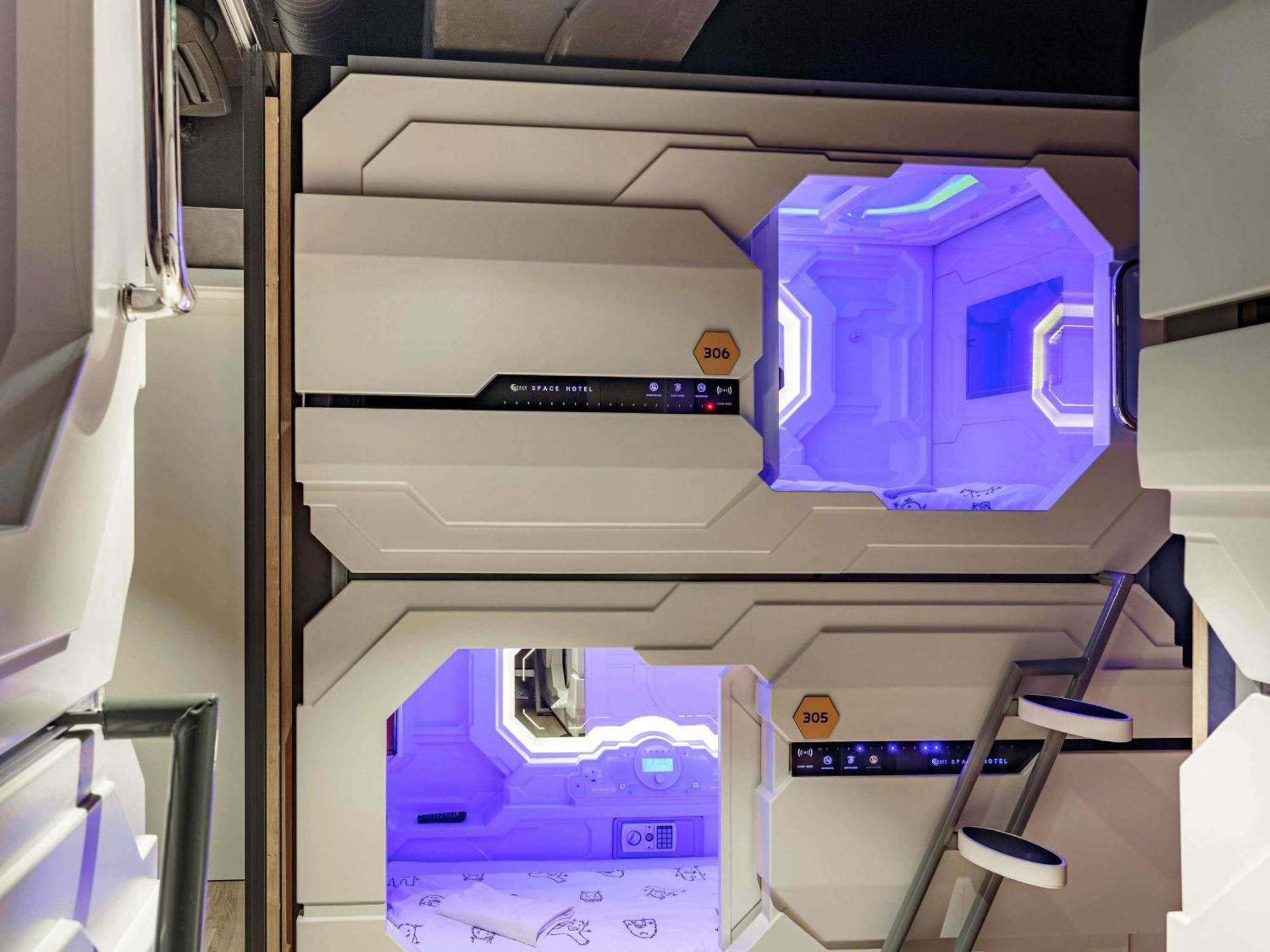 Side Entrance Capsule One Single Bed