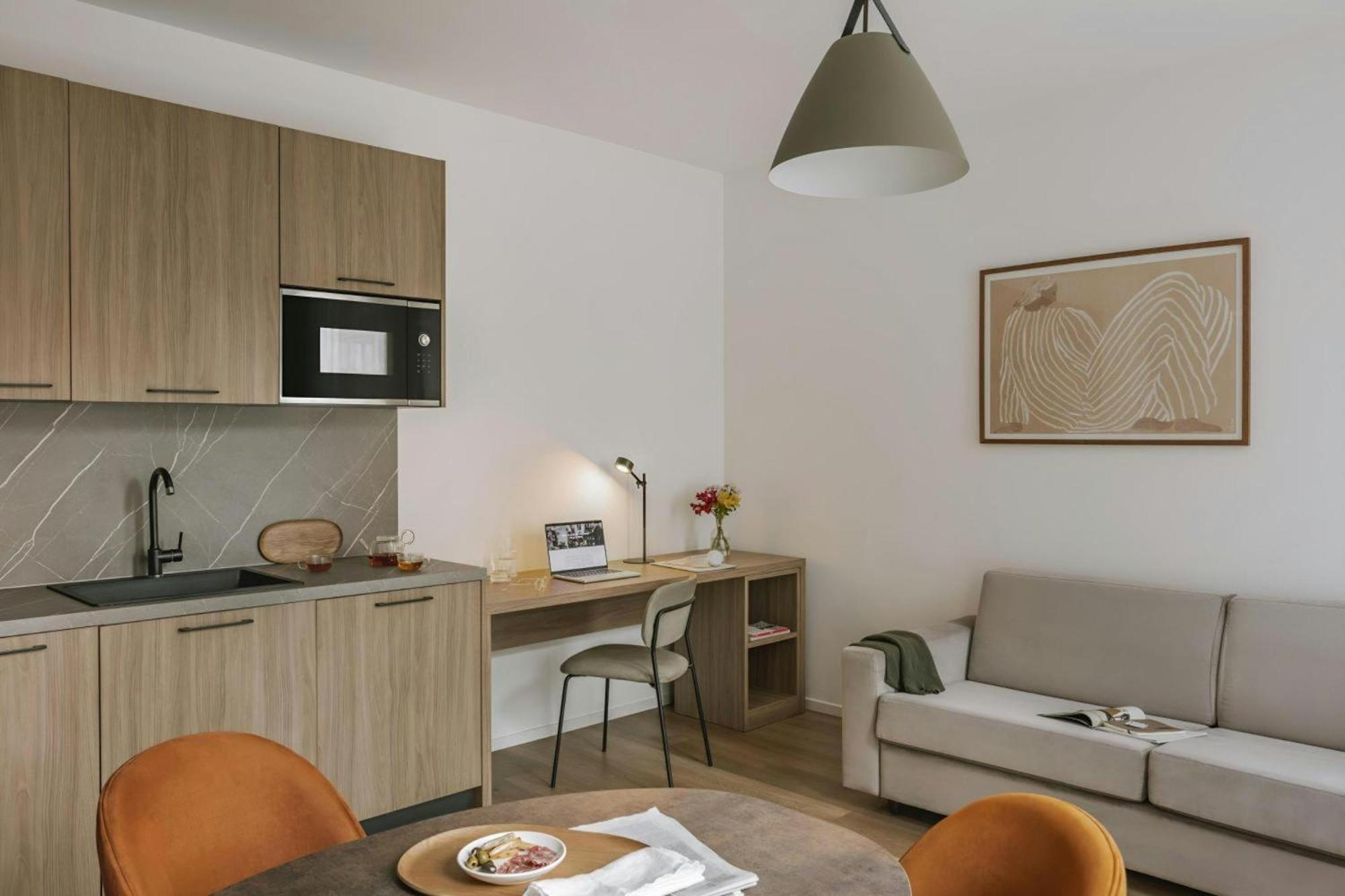 Estudio con cama extragrande y sofá cama