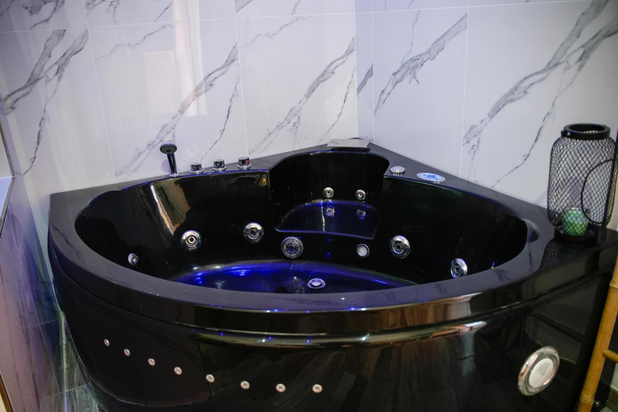 Queen Room Spa Bath