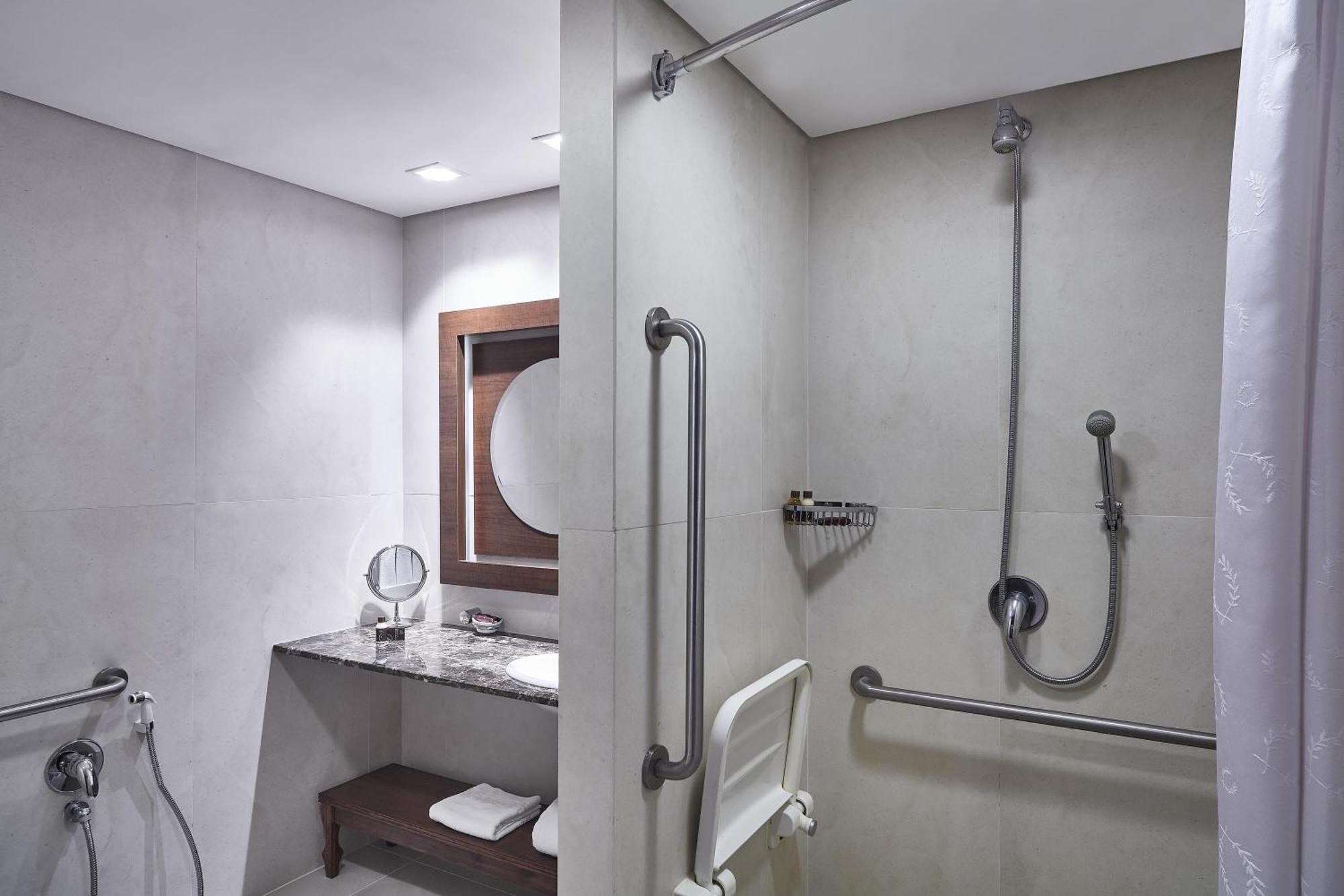 Quarto Superior com Cama King-size e Chuveiro Acessível a Cadeirantes - Acessível para Hóspedes com Mobilidade Reduzida