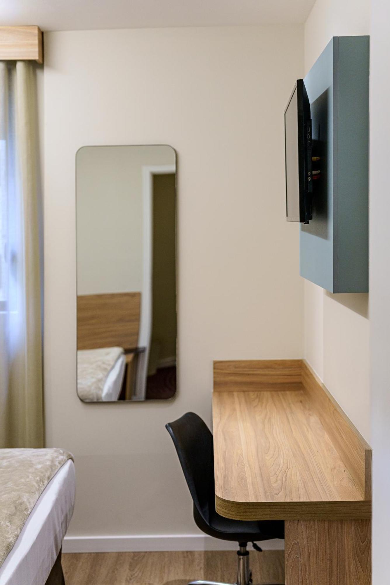 Deluxe Room,1758313805:JPEG
