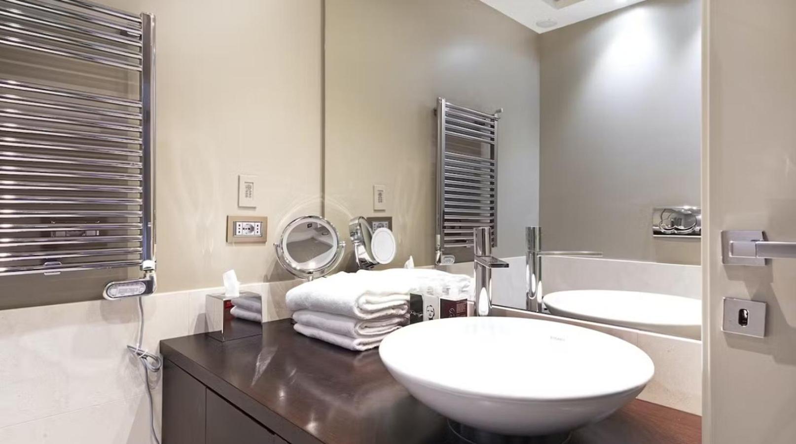Executive Suite,1758336496:JPEG