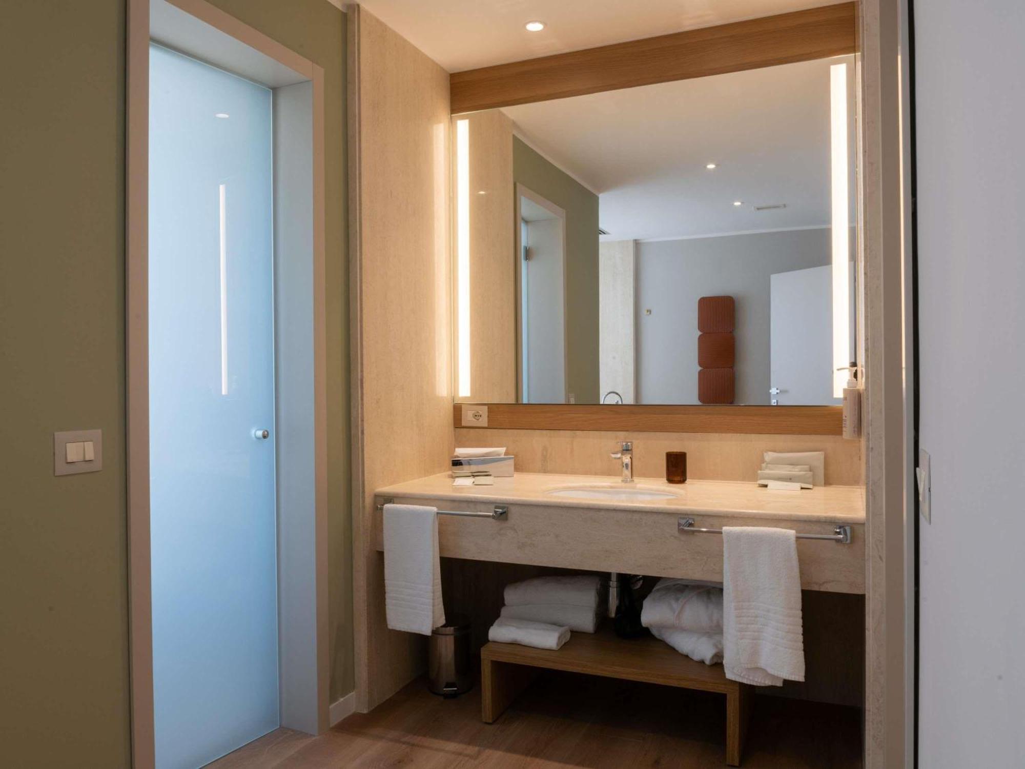 Executive Suite,1773693576:JPEG
