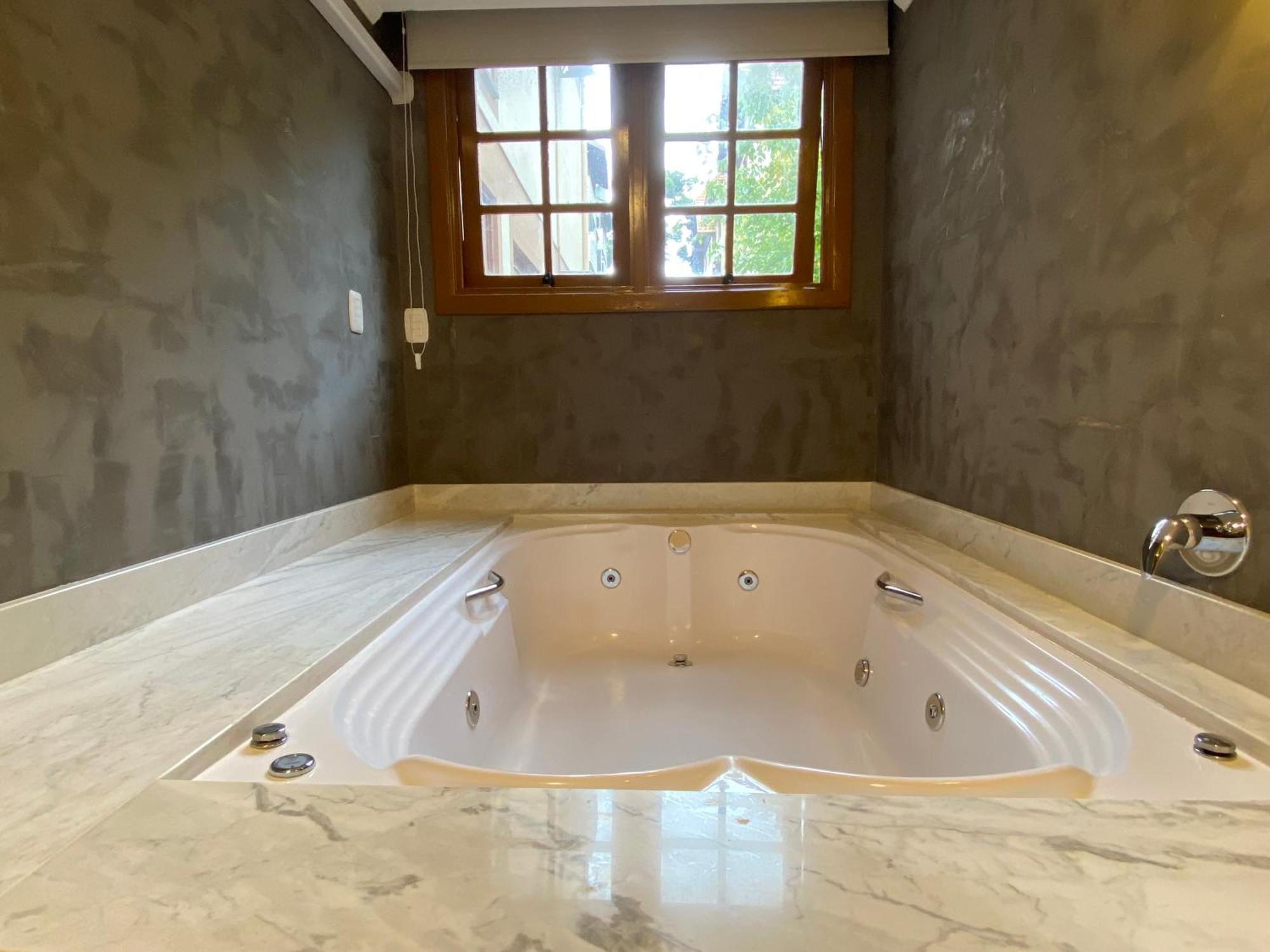 Suite Hot Tub,1765370609:JPEG