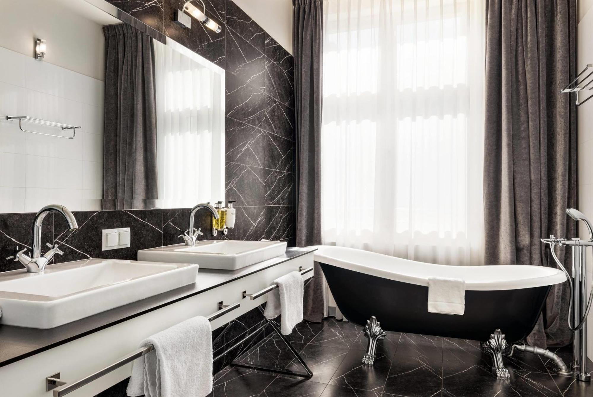 Deluxe Suite,1765435151:JPEG