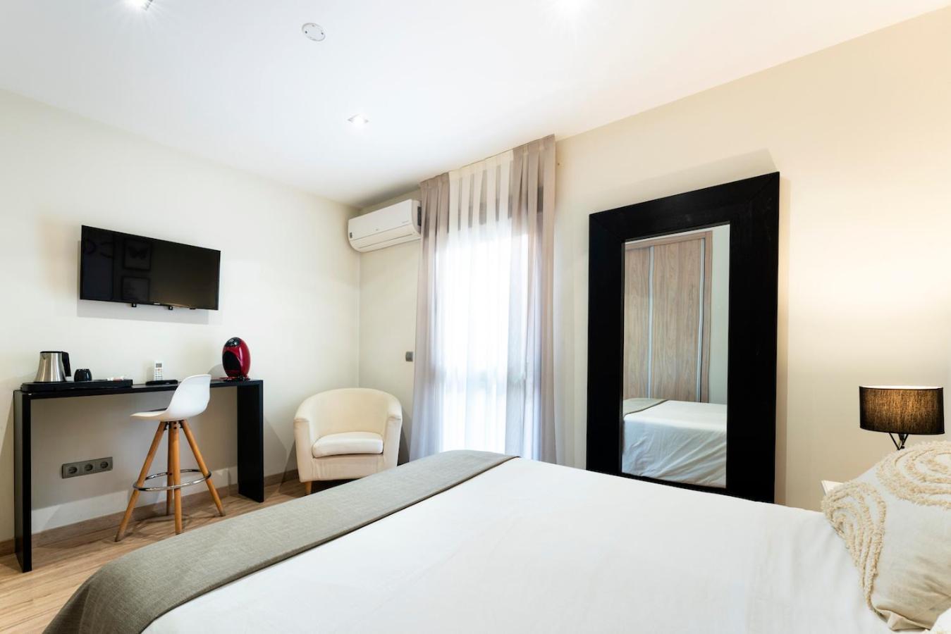 Deluxe Room,1765602598:JPEG