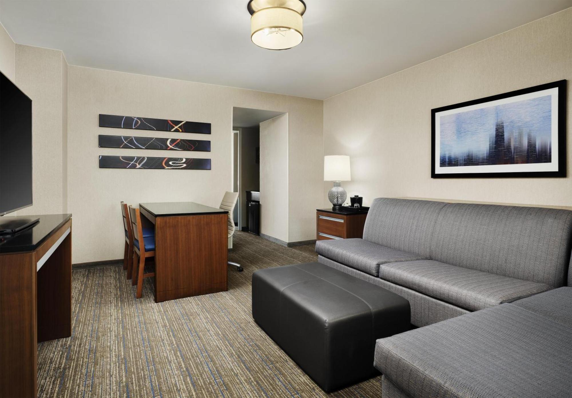 Suite con cama extragrande y vistas a la ciudad - Planta superior