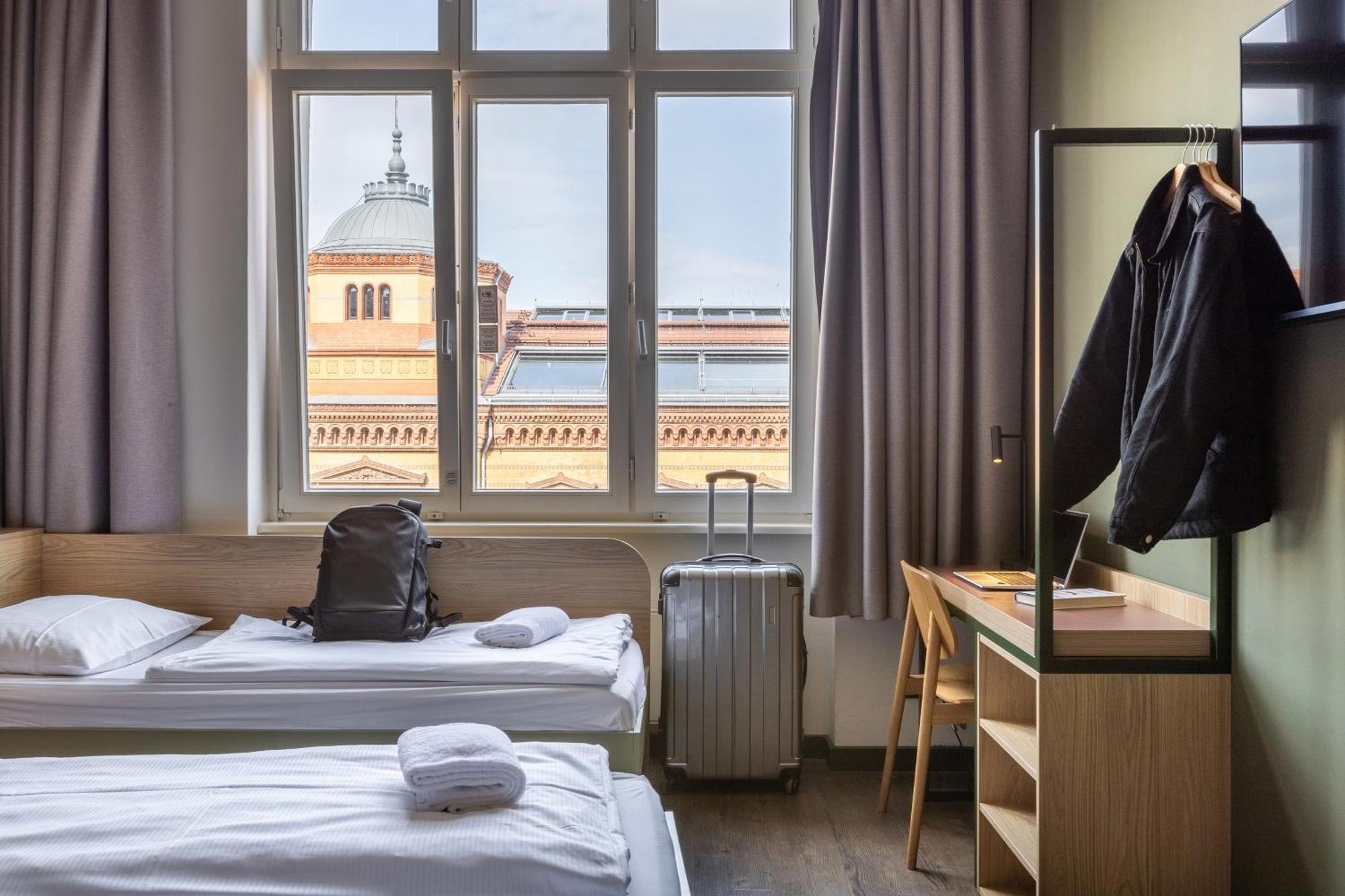 Triple Room,1765848057:JPEG