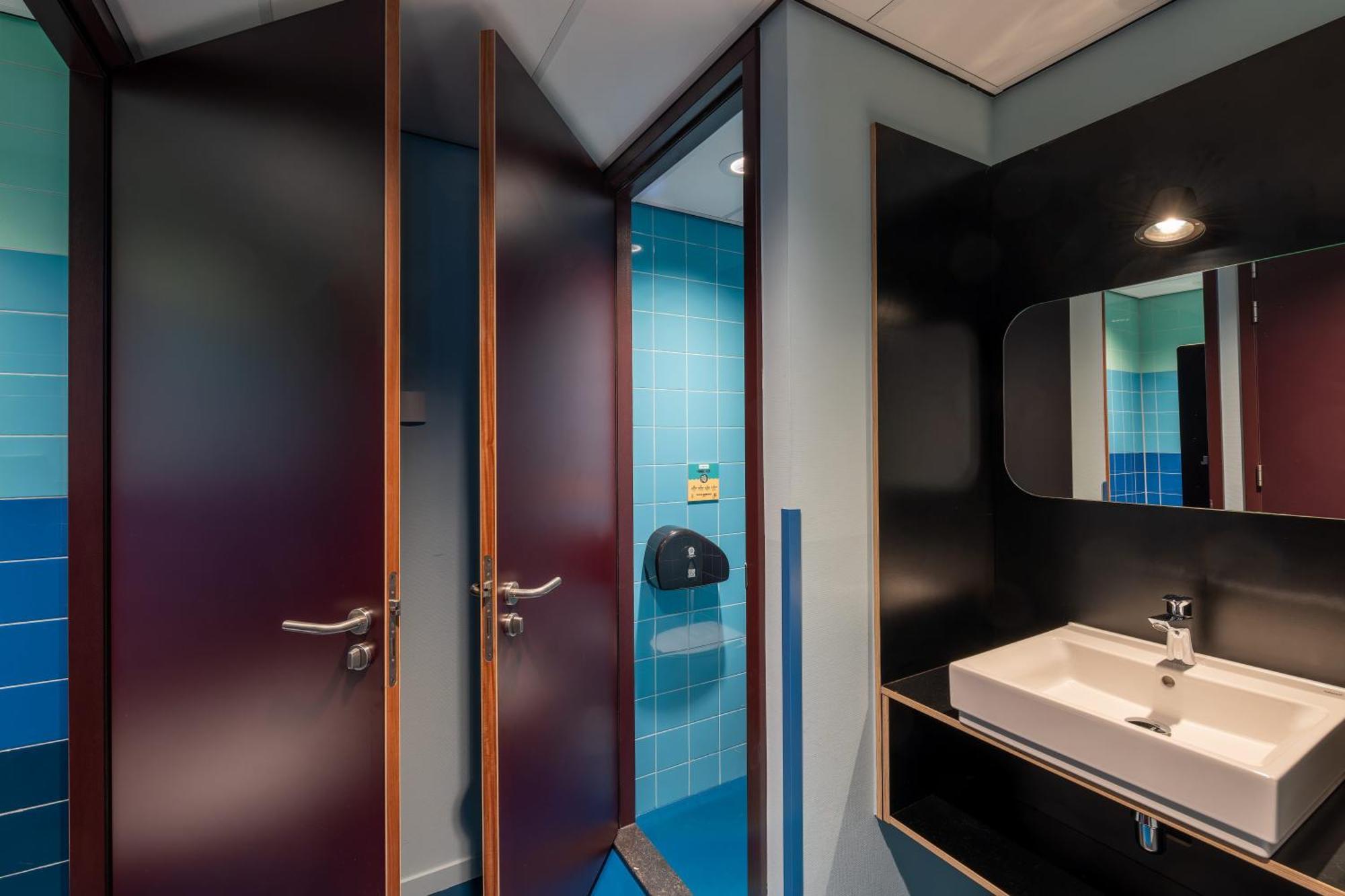 6-Person Room Private Bathroom Shower