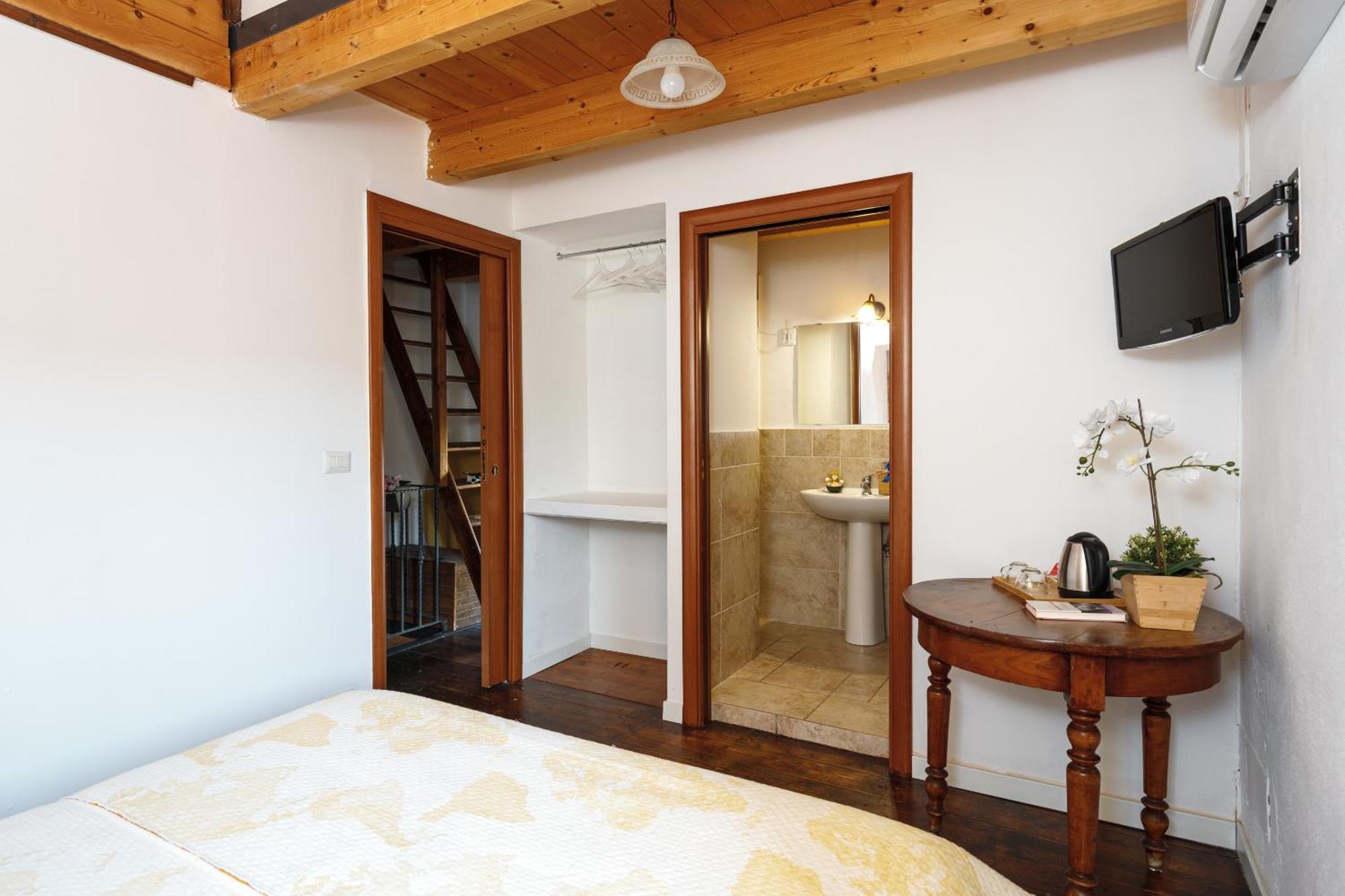 Twin Room,1765999730:JPEG