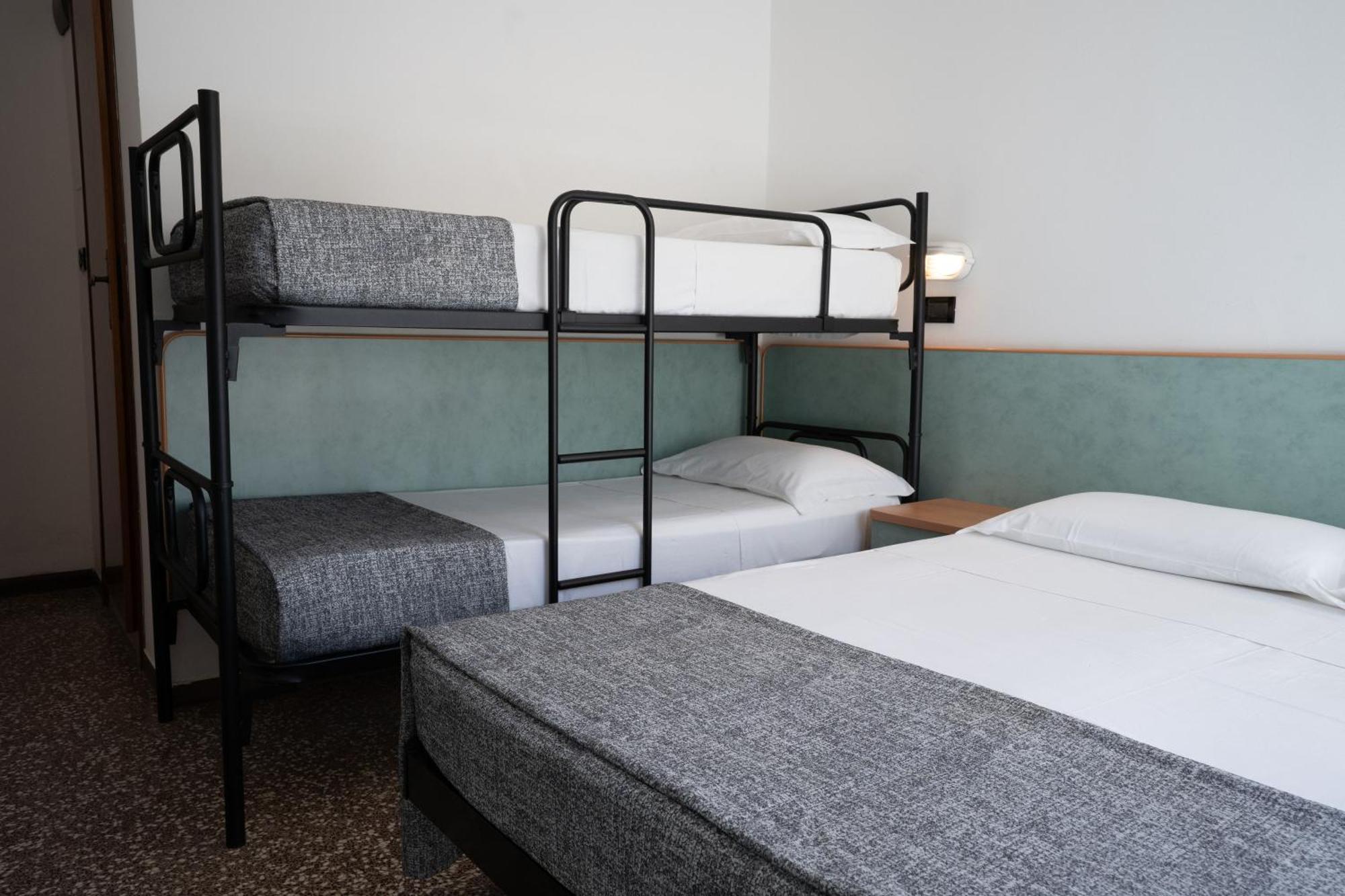 Classic Quadruple Room Side Sea View