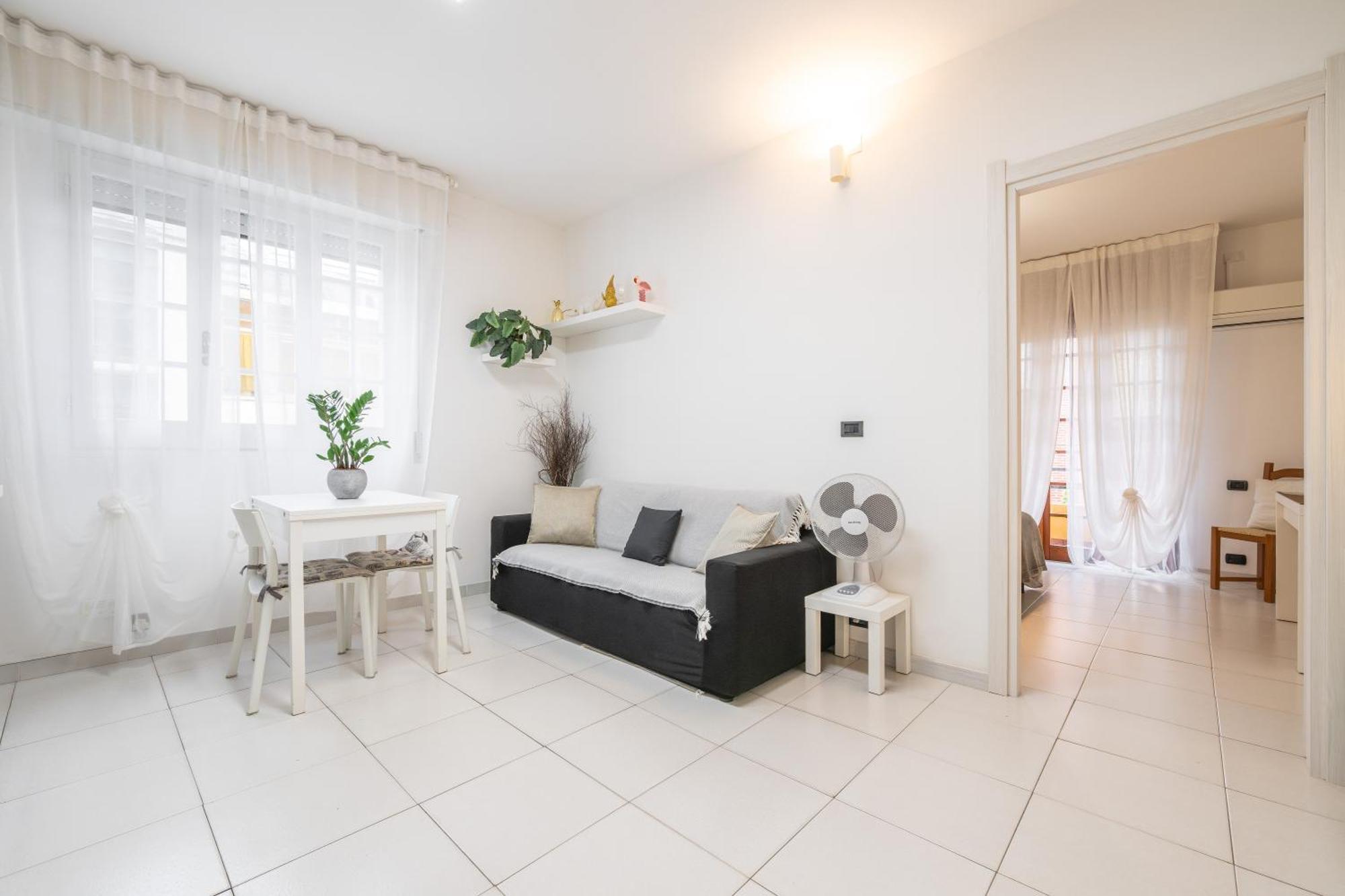 Superior One-Bedroom Apartment Balcony,1766831722:JPEG