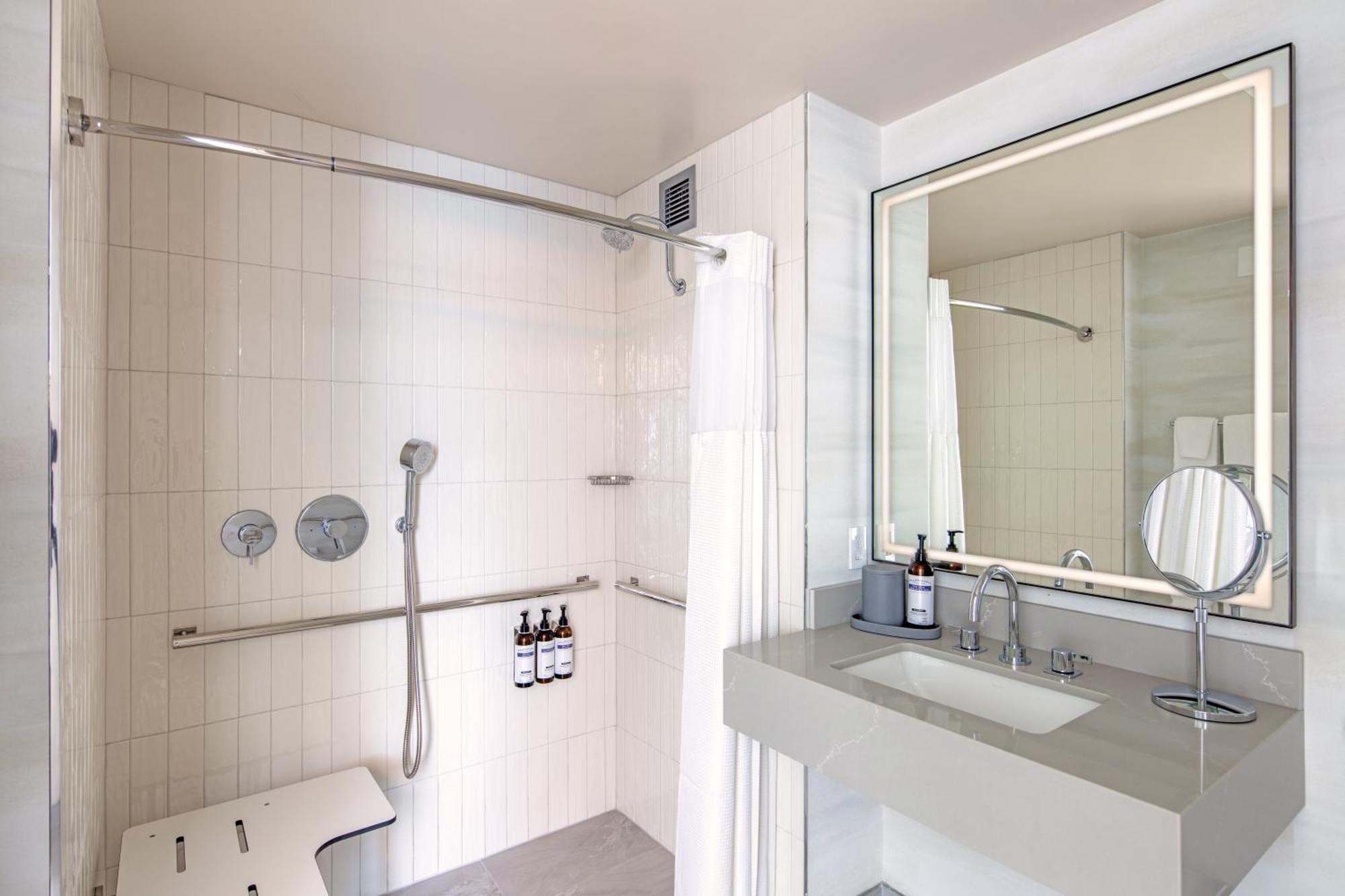 Quarto com Cama King-size e Chuveiro com Acessibilidade - Acessível para Hóspedes com Mobilidade Reduzida