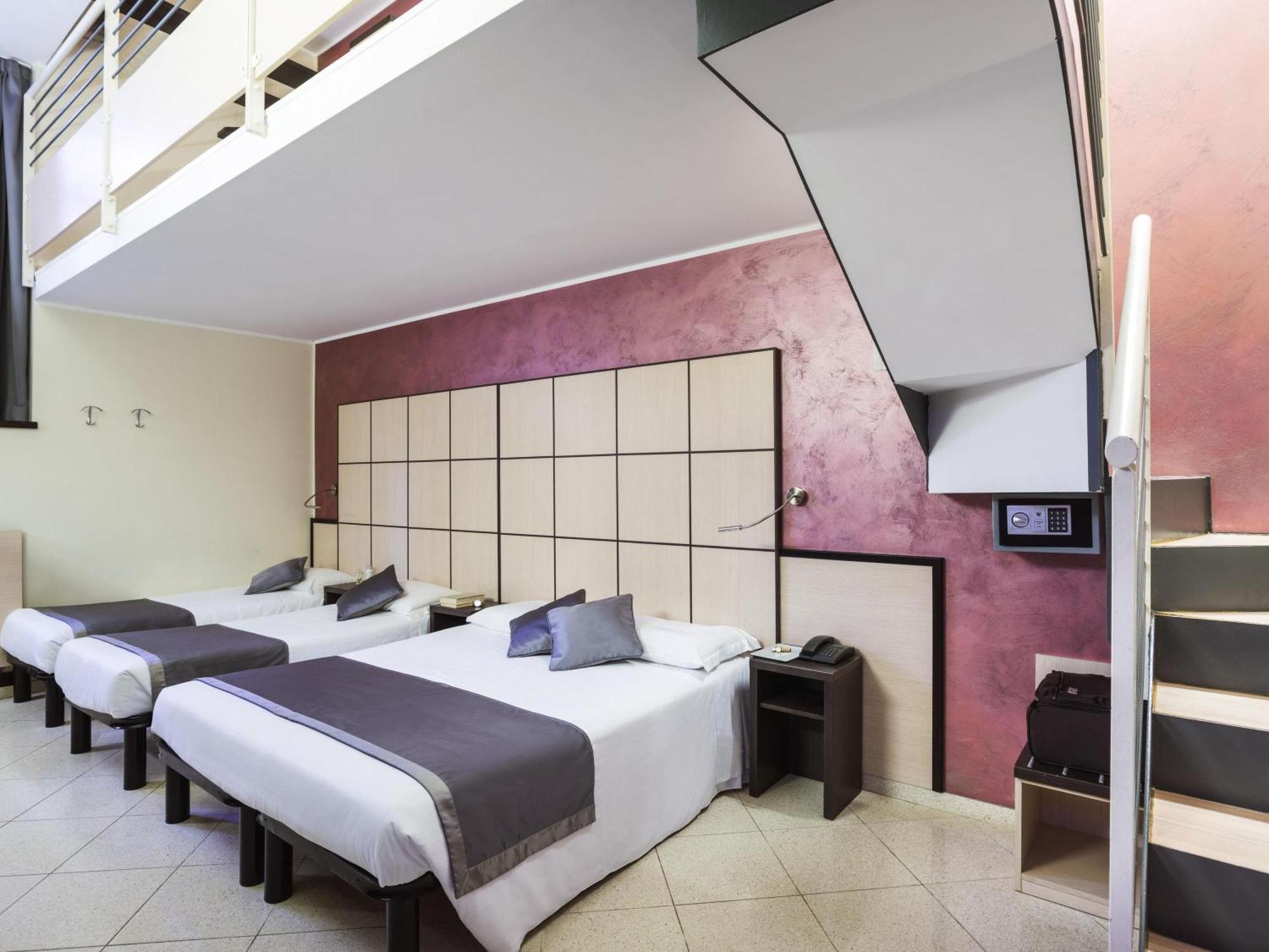 Quintuple Room