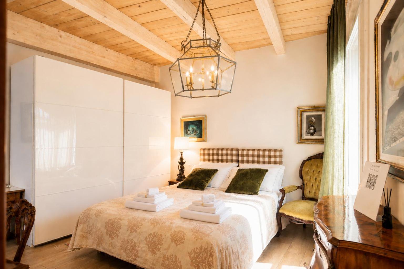 Deluxe Double Room Shower