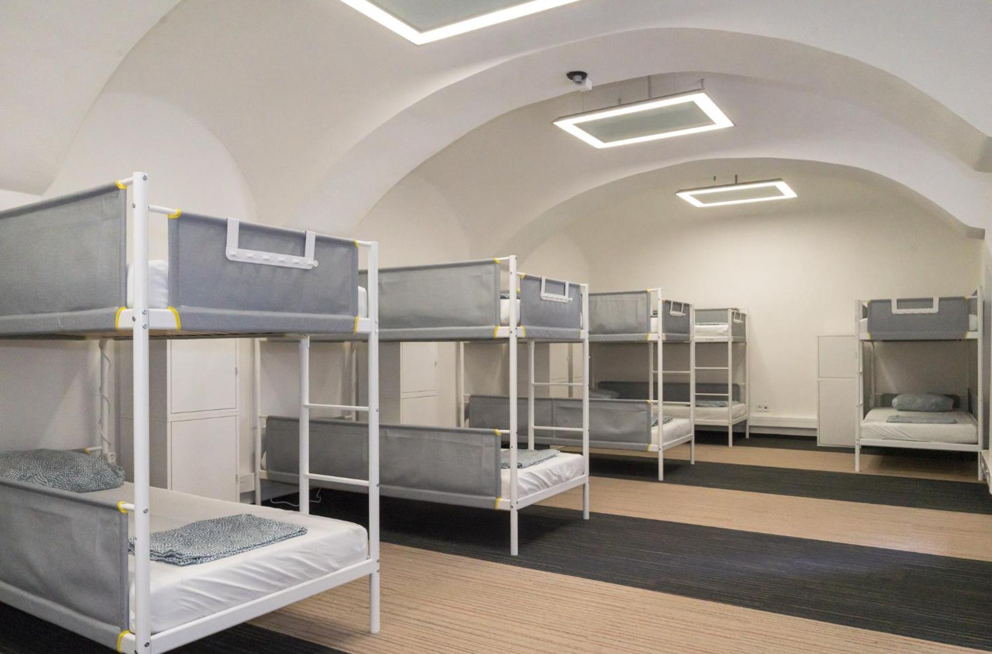 Posto Letto in Dormitorio Misto con 12 Letti