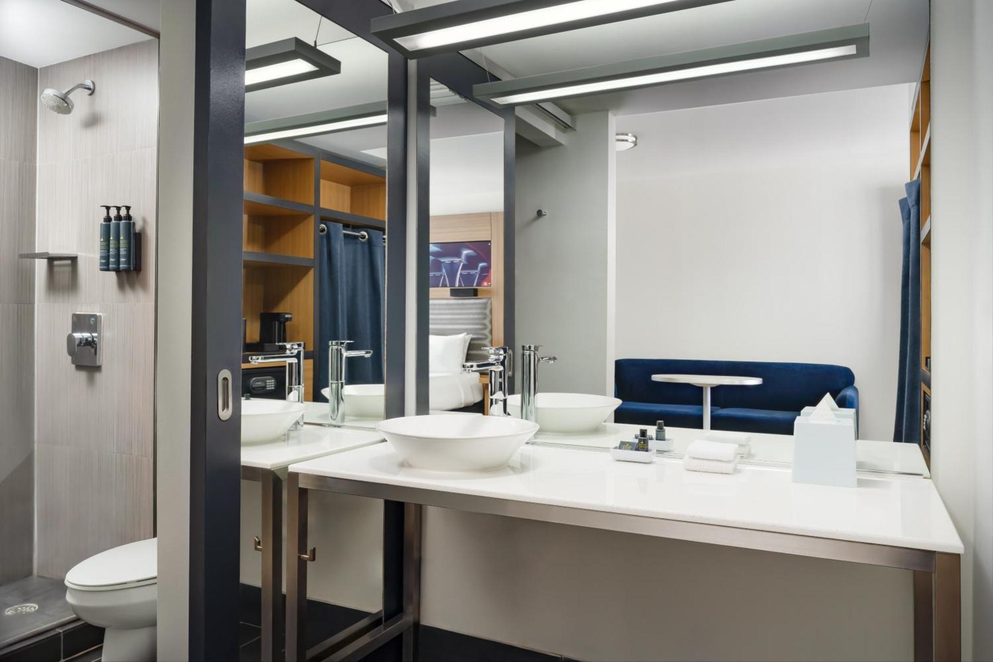 Suite con ducha a ras de suelo, vistas a la ciudad y balcón - Cama grande - Adaptada para personas con movilidad reducida